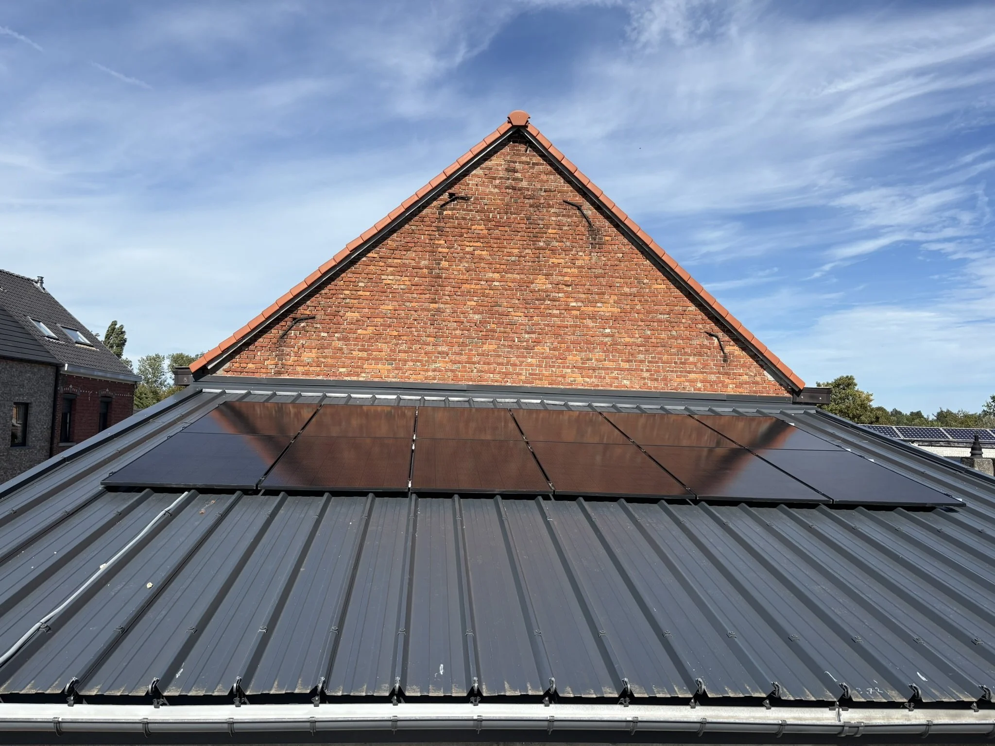 Zonnepanelen op steeldeck dak