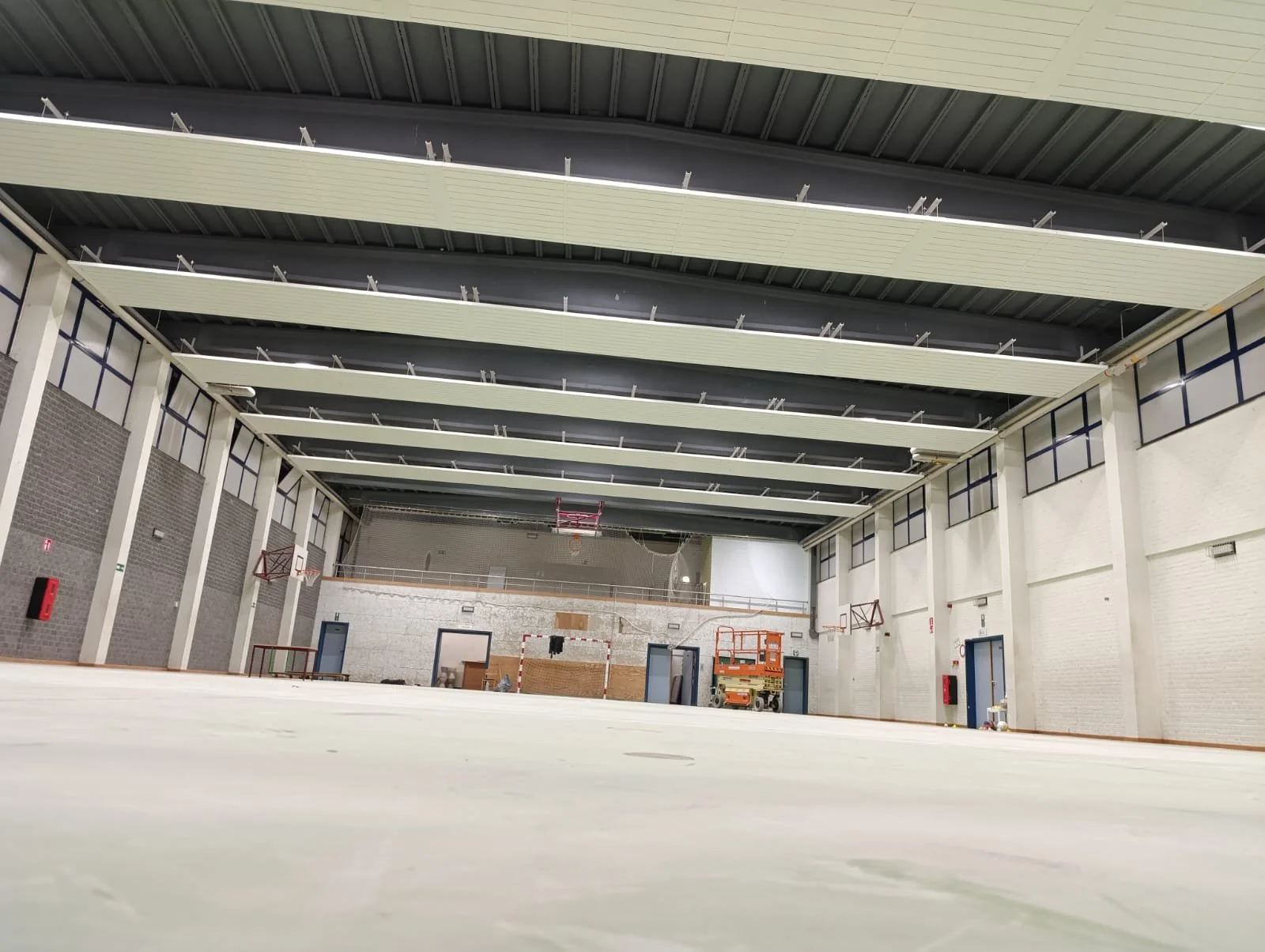 Overzicht sporthal na relighting