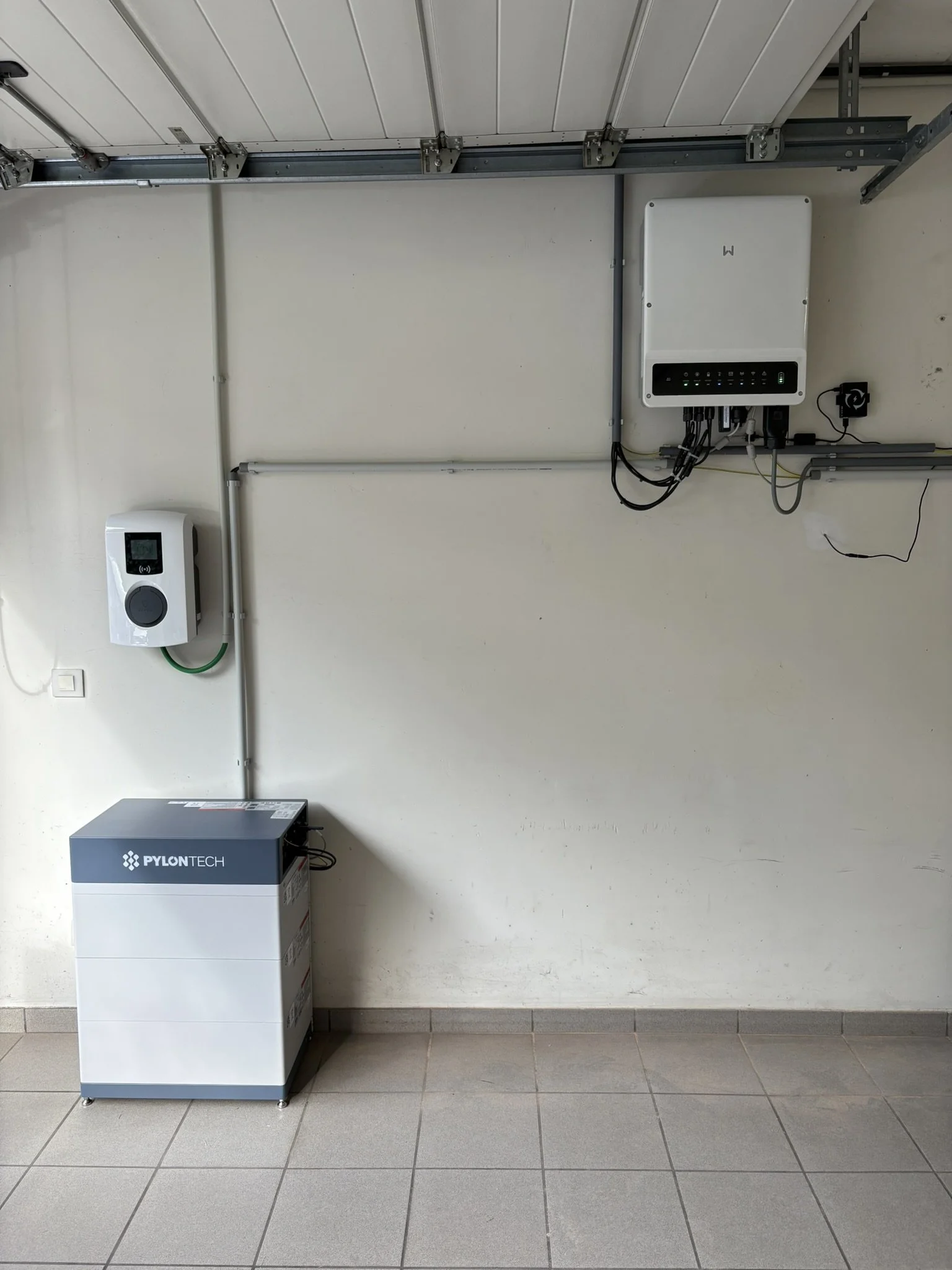 Thuisbatterij verbonden met omvormer