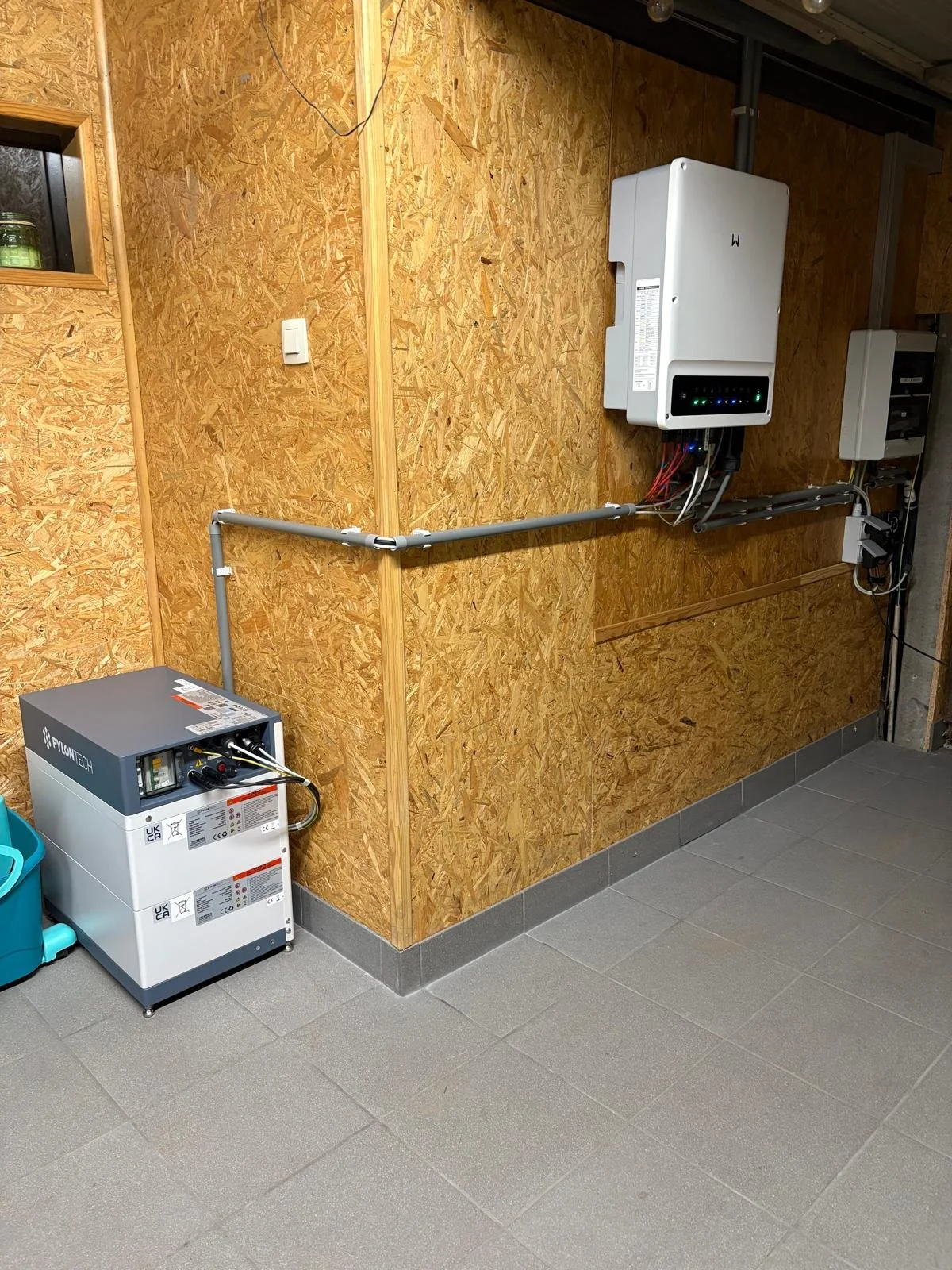 Thuisbatterij van Plontech geplaatst door Ecosun in Lummen. Batterij gekoppeld aan omvormer van Goodwe.