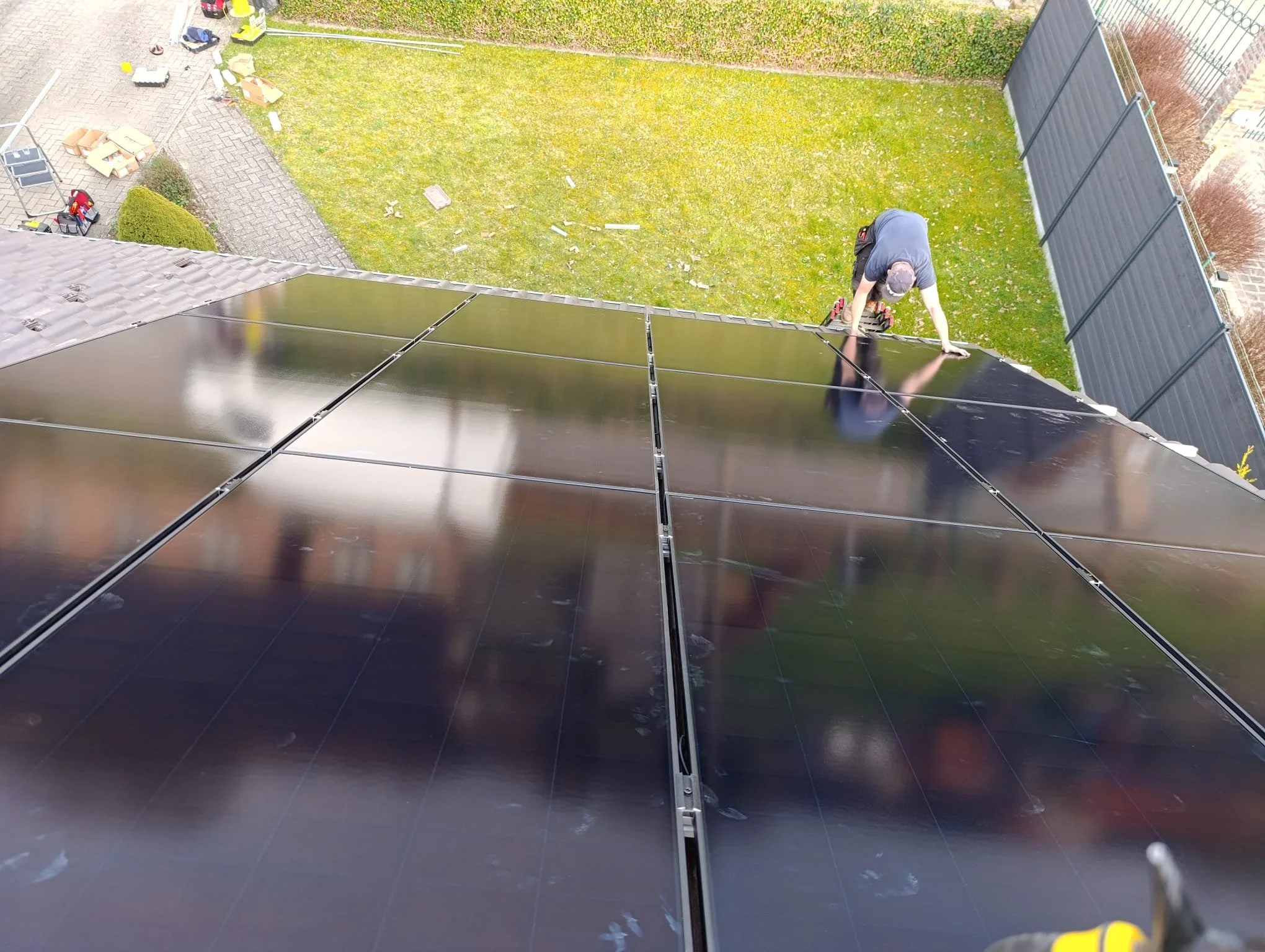 Full black zonnepanelen gezien vanop dak