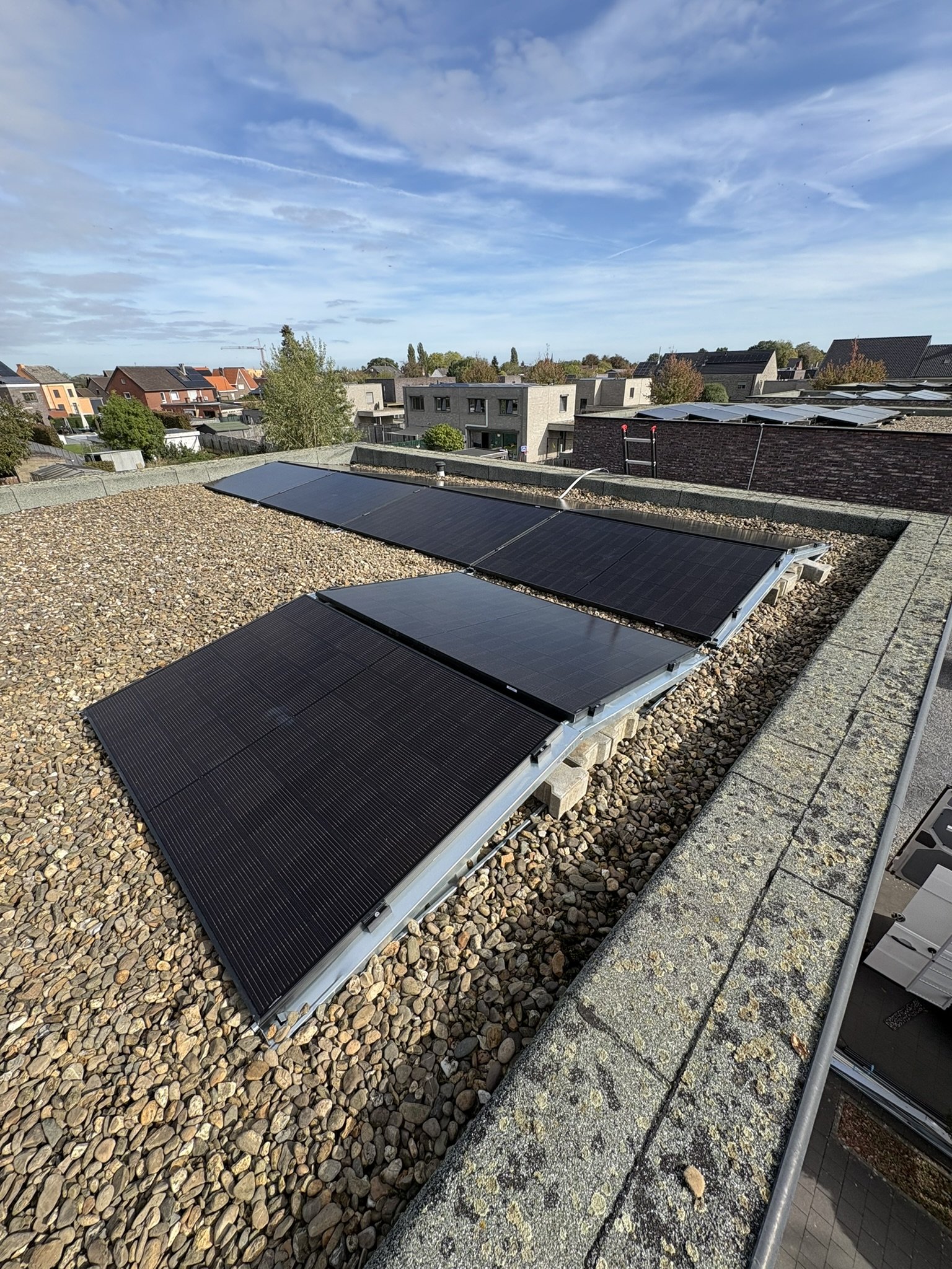Full black zonnepanelen op plat dak