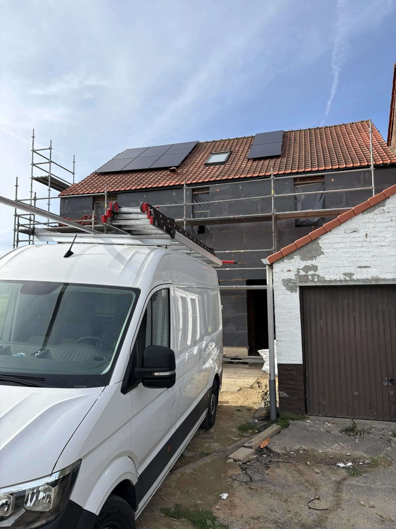 Zonnepanelen op pannendak van woning in verbouwingsfase