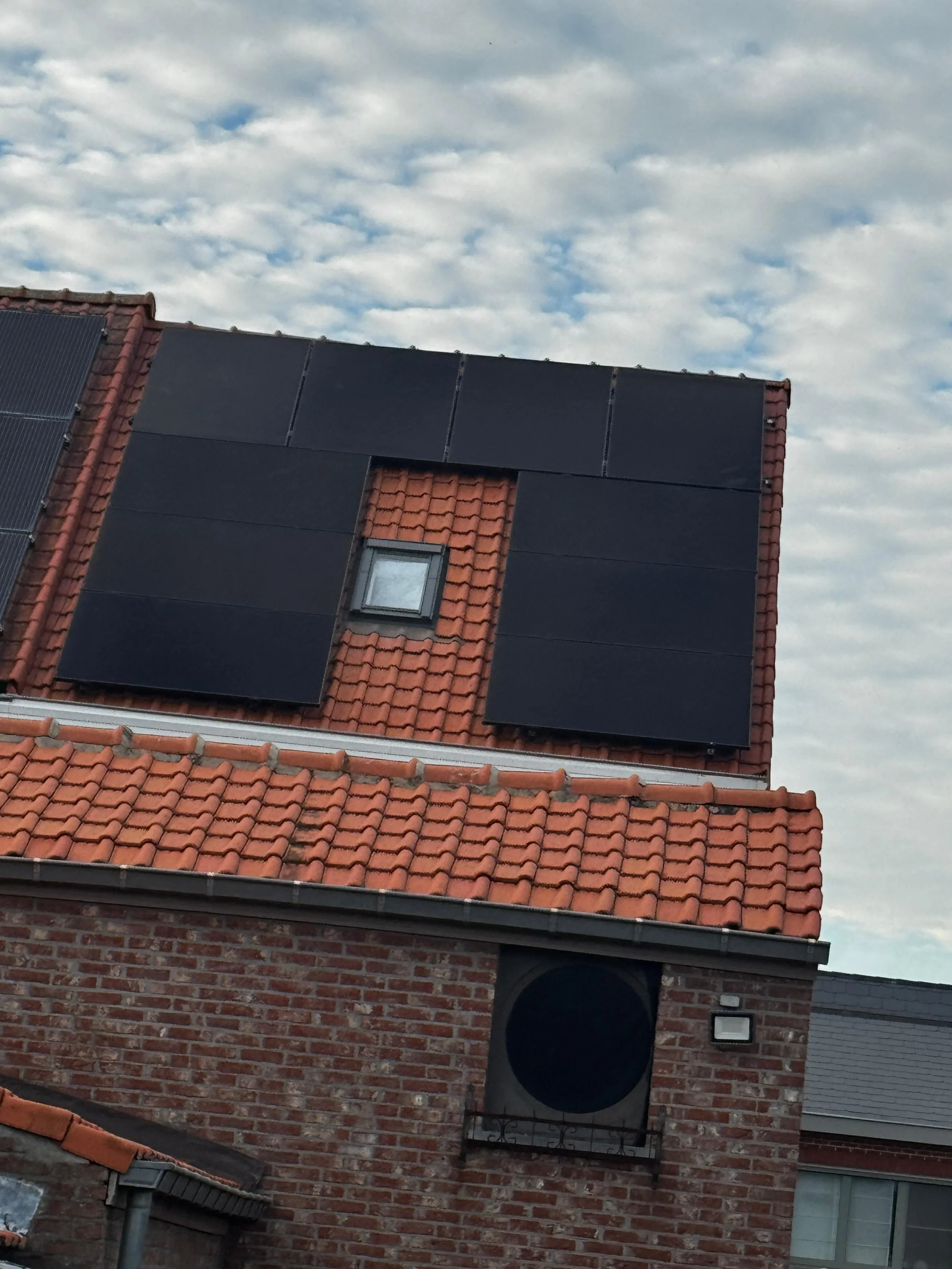 Full black zonnepanelen op pannendak