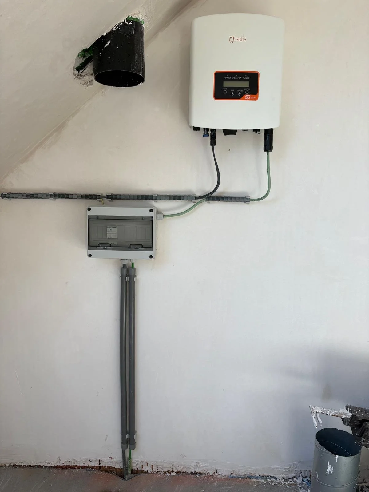 Solis omvormer eerste woning aangesloten op stroomkast en zonnepanelen