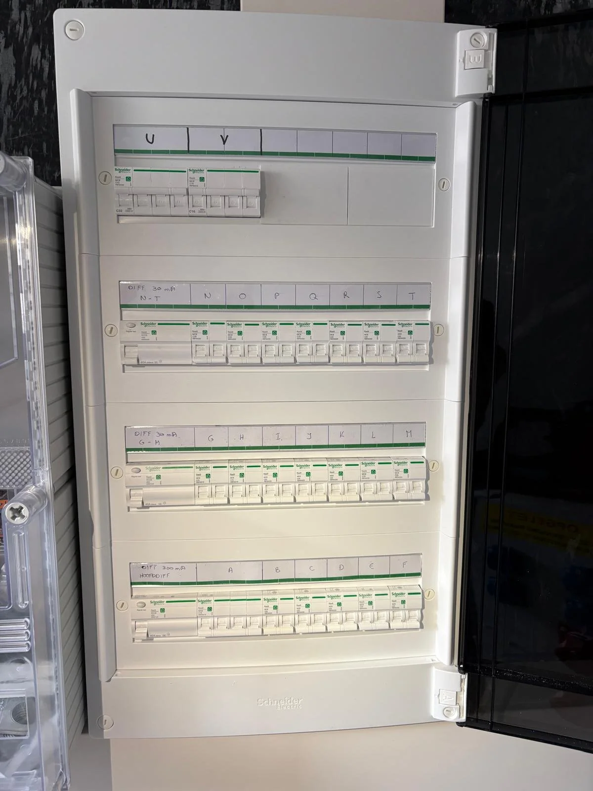 Stroomkast van woning met beveiligingen voor zonnepaneleninstallatie.