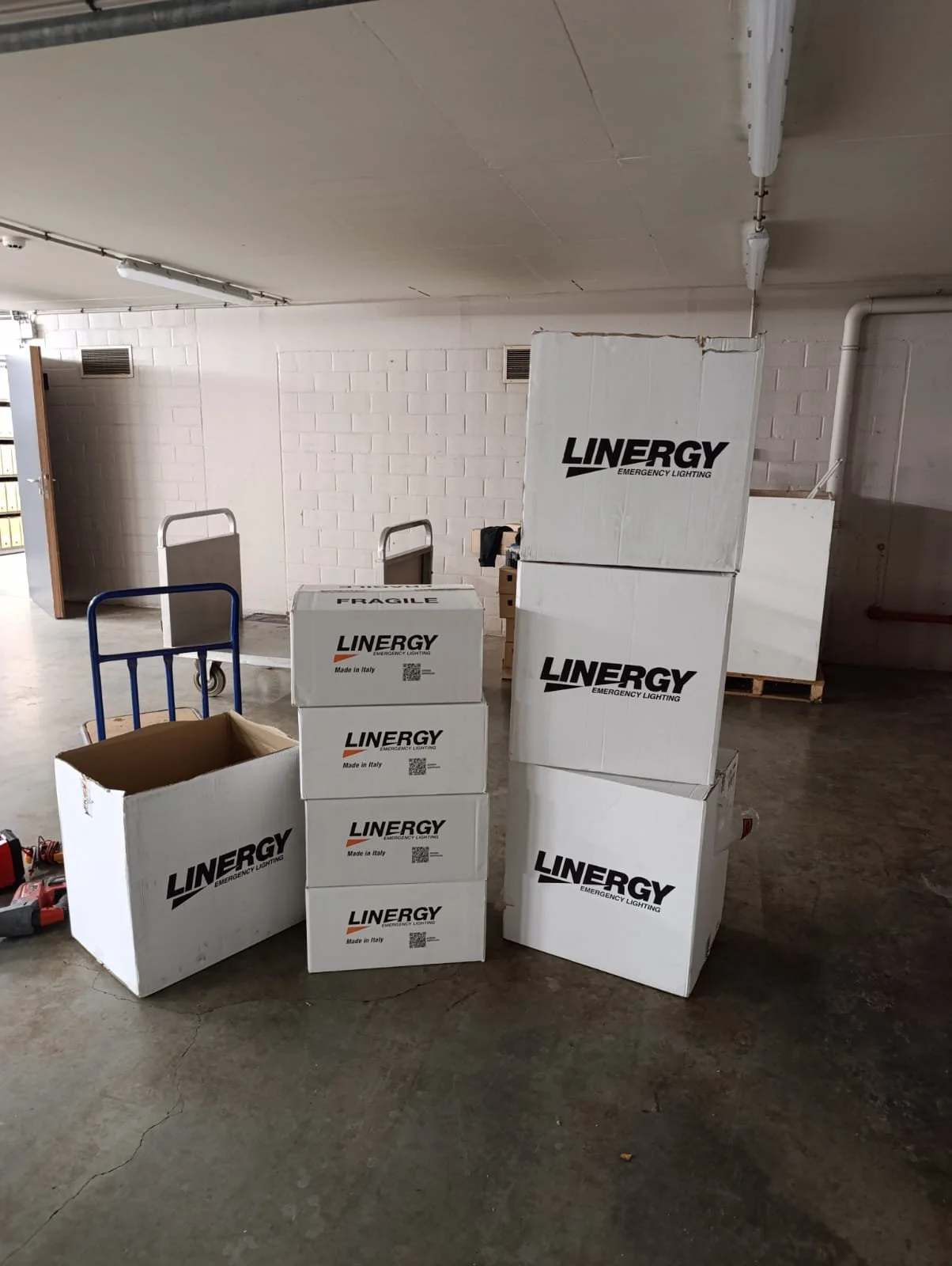 Lege noodverlichting dozen geplaatst door Ecosun