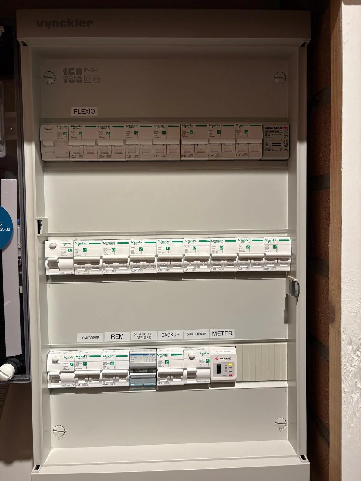 Binnenkant van stroomkast met markeringen voor bediening van omvormer en thuisbatterij en on-grid/off-grid schakelaar voor back-upstroom.