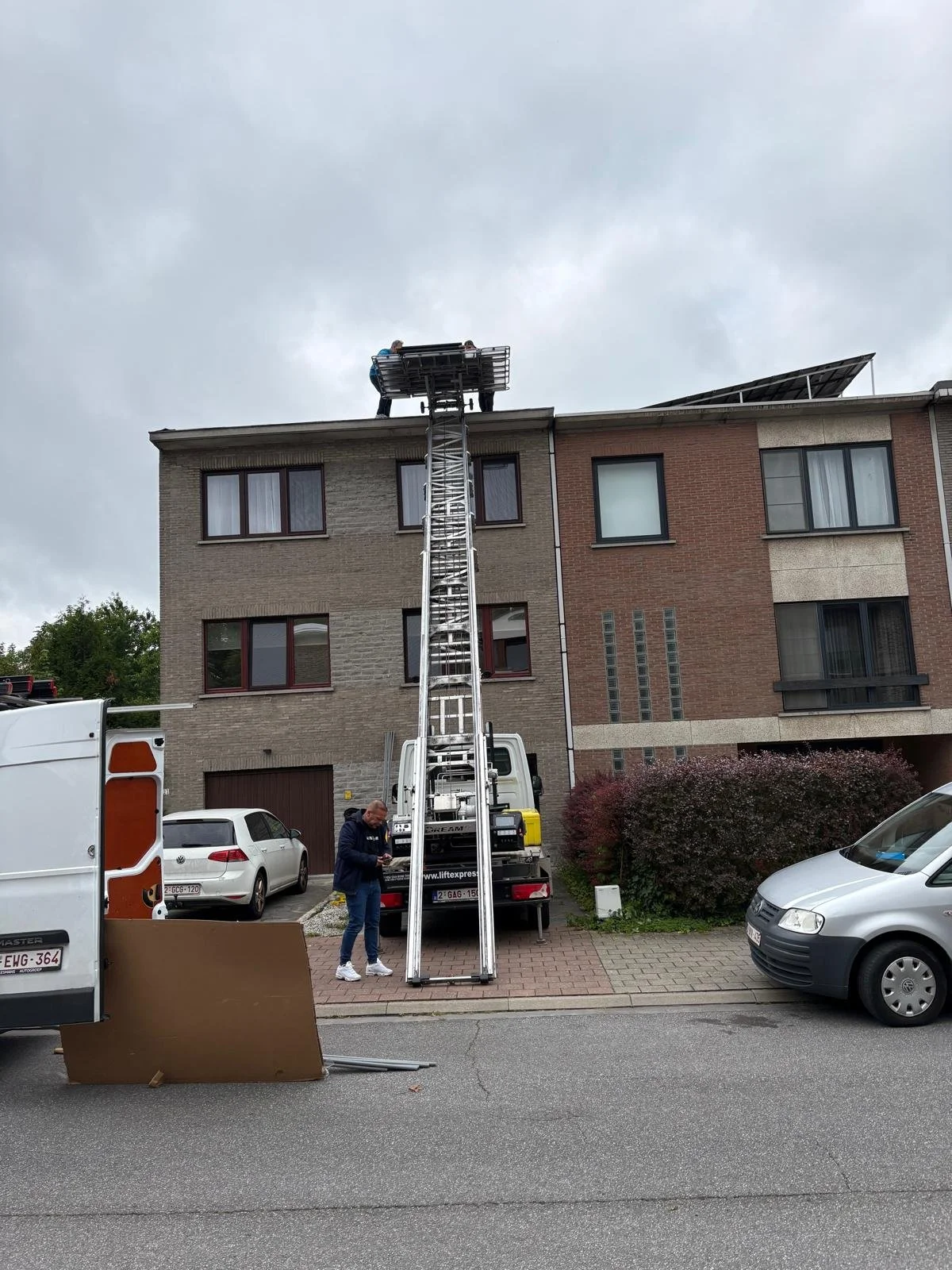 Plaatsing zonnepanelen met verhuislift