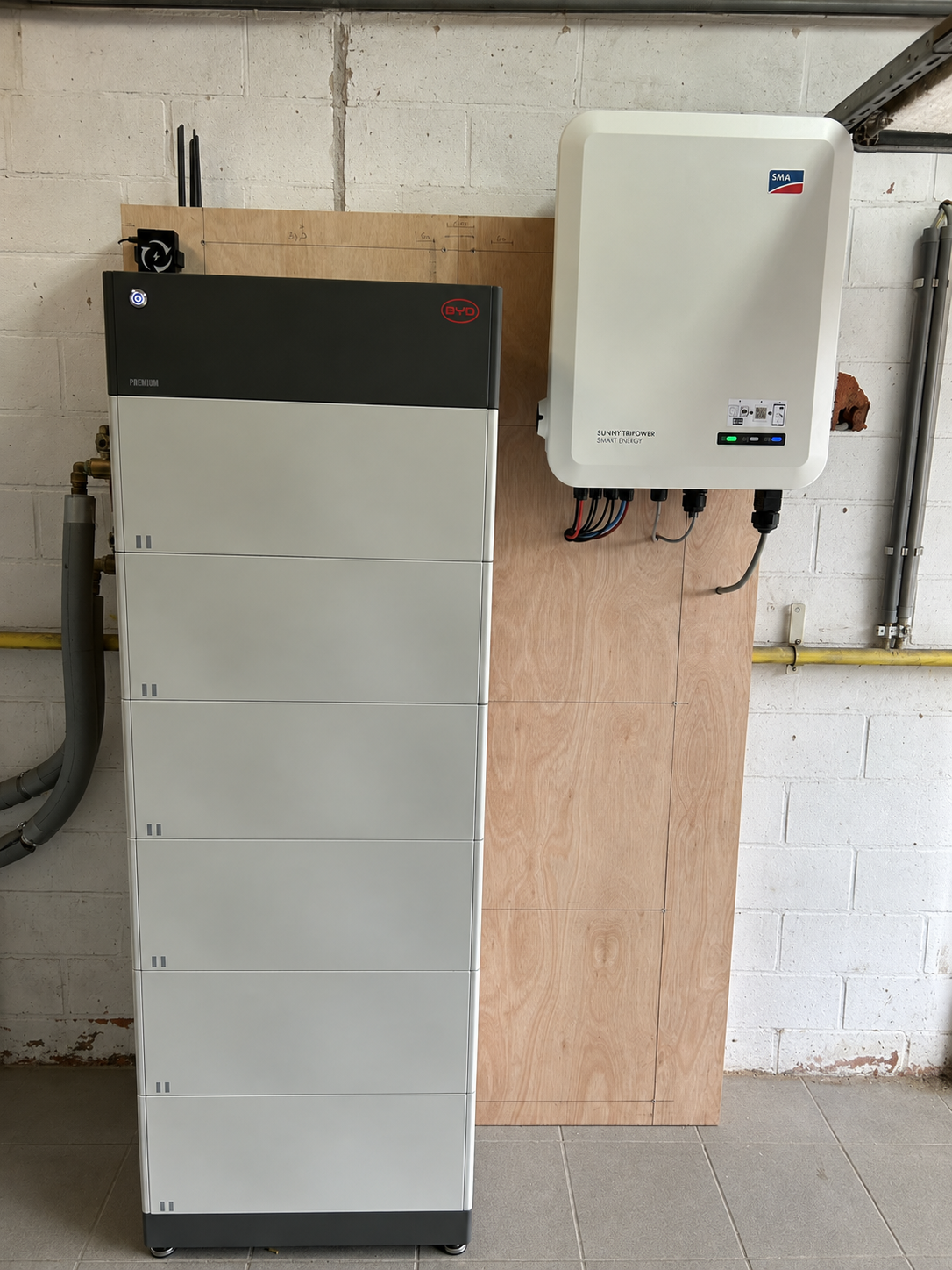 Thuisbatterij van BYD en SMA omvormer op houten wand