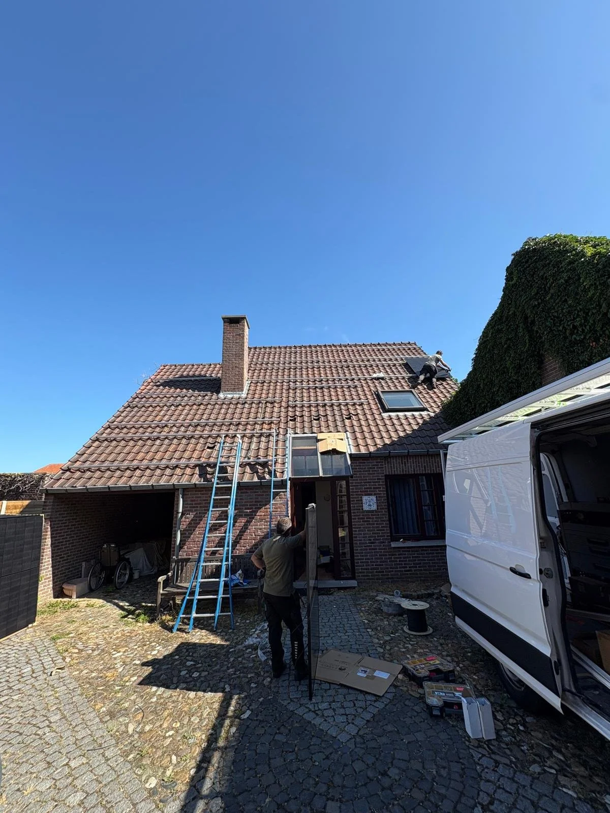 Monteurs op pannendak tijdens montage van de onderconstructie voor zonnepanelen.