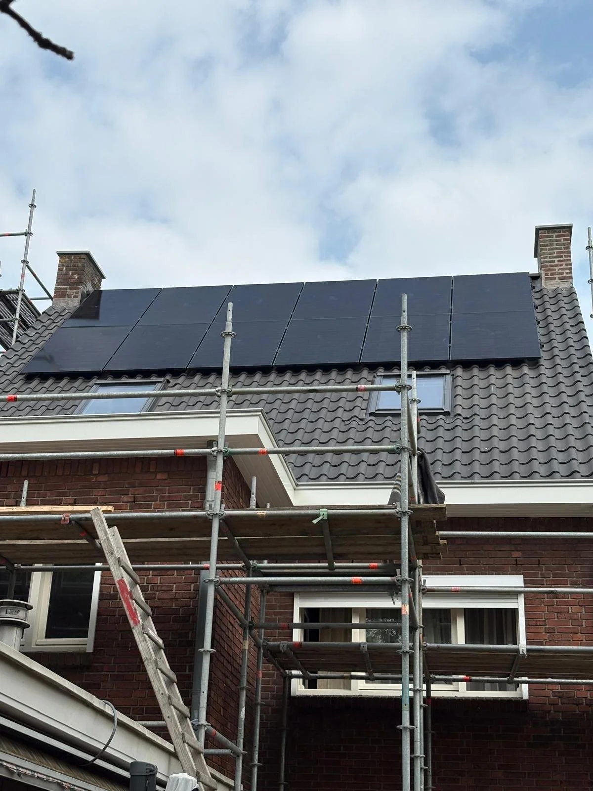 Zonnepanelen op pannendak achterzijde in Maasmechelen tijdens renovatie