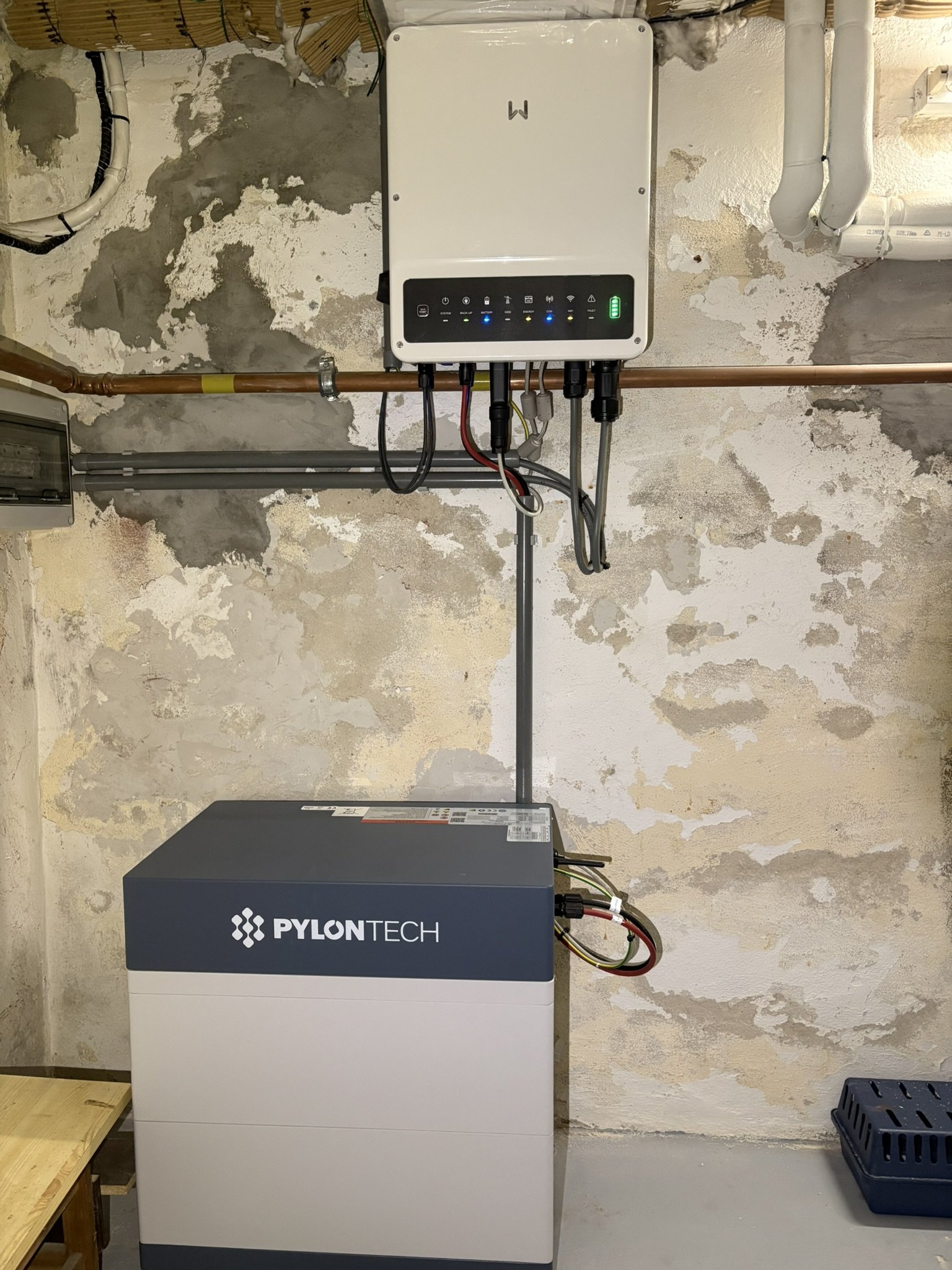 Pylontech thuisbatterij verbonden met omvormer voor zonnepanelen