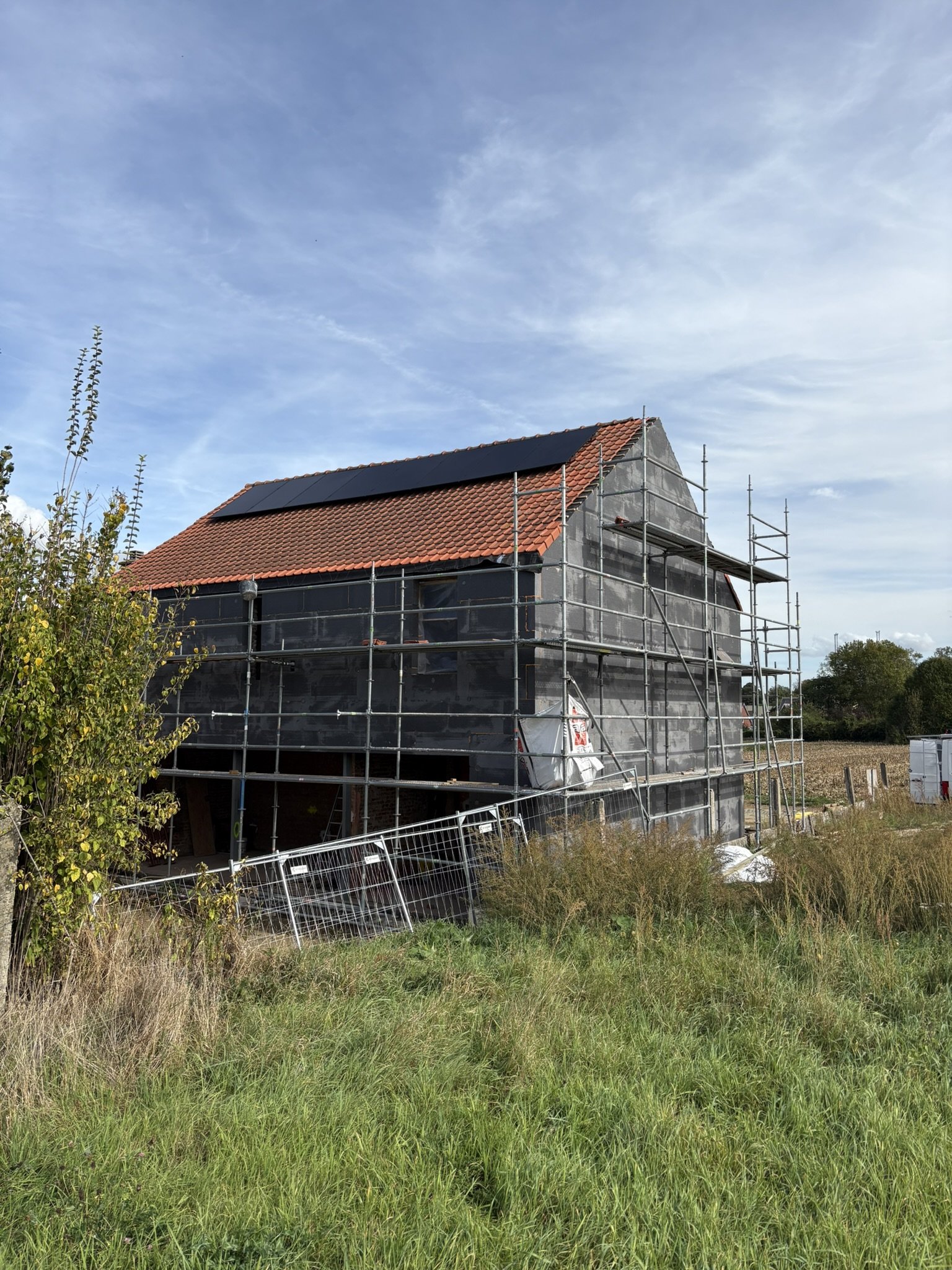 Zonnepanelen op pannendak van ruwbouwwoning