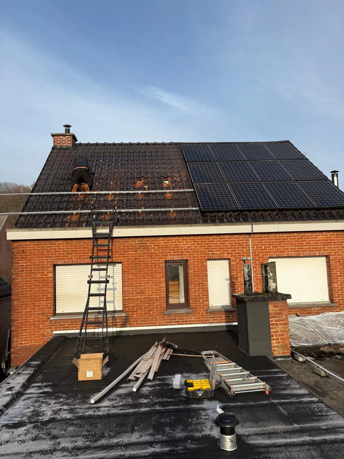 Voorbereidende werken voor plaatsing van zonnepanelen in Putte. De onderconstructie van de zonnepanelen wordt geplaats. Dakpannen worden ingeslepen
