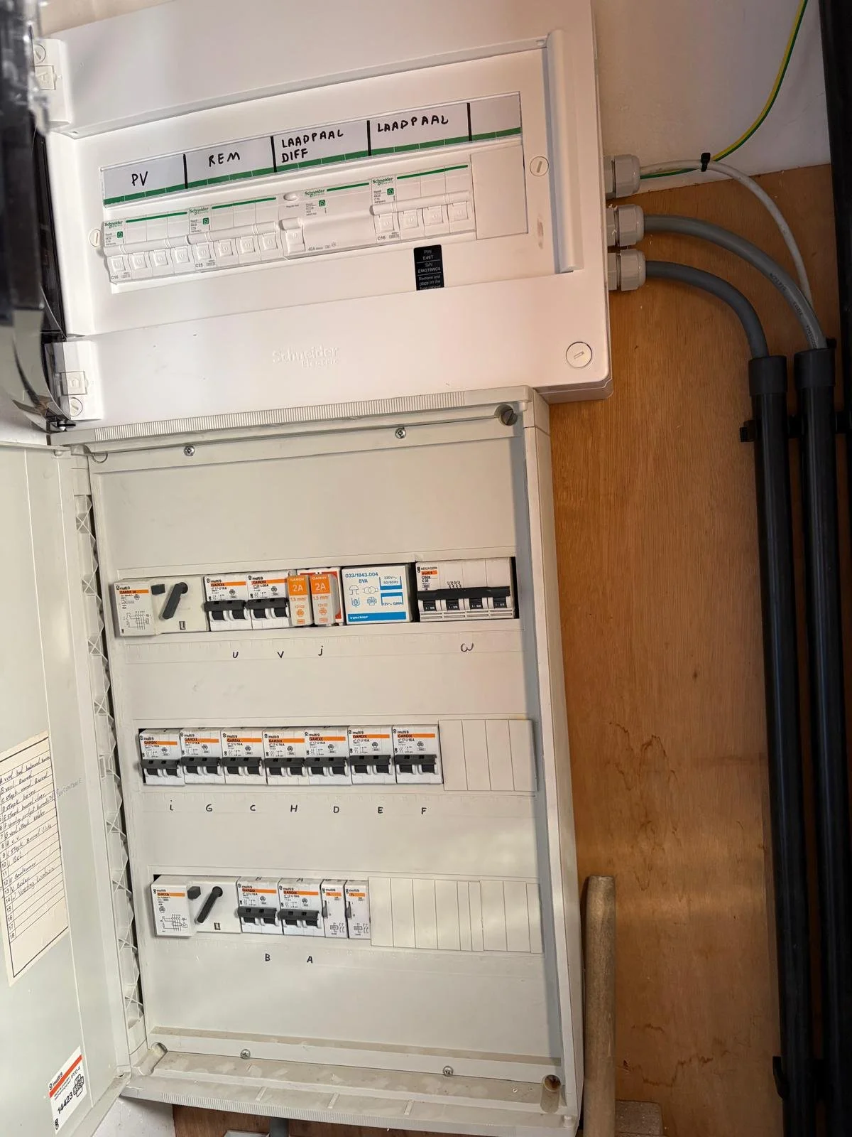 Uitbreiding van stroomkast met beveiligingen voor zonnepaneleninstallatie en laadpaal.