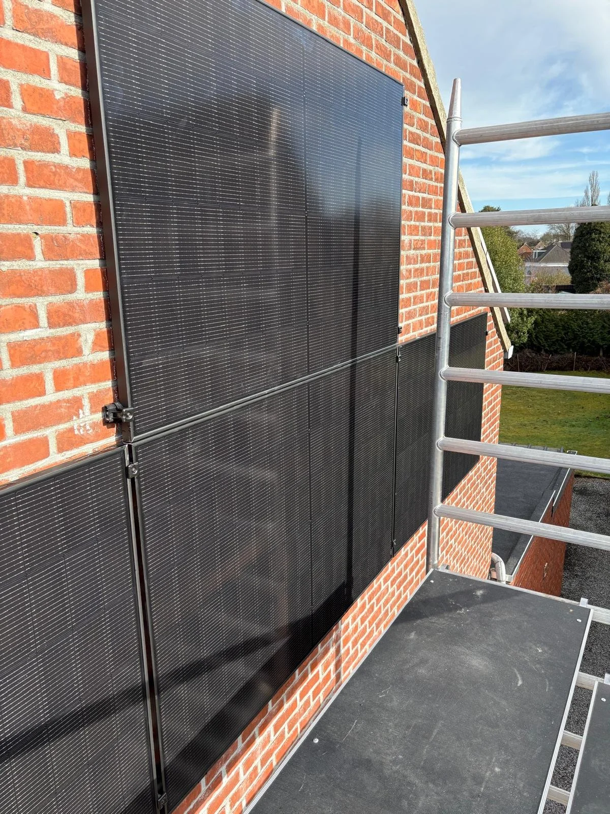 Zonnepanelen tegen bakstenen gevel gemonteerd