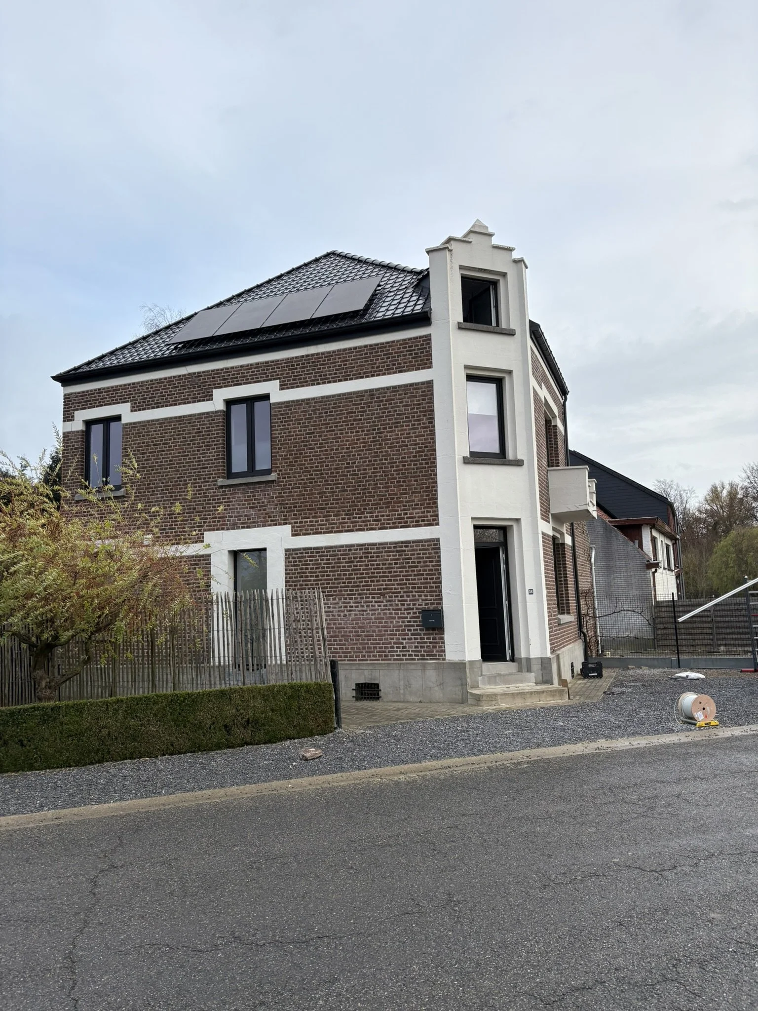 Full black zonnepanelen op pannendak