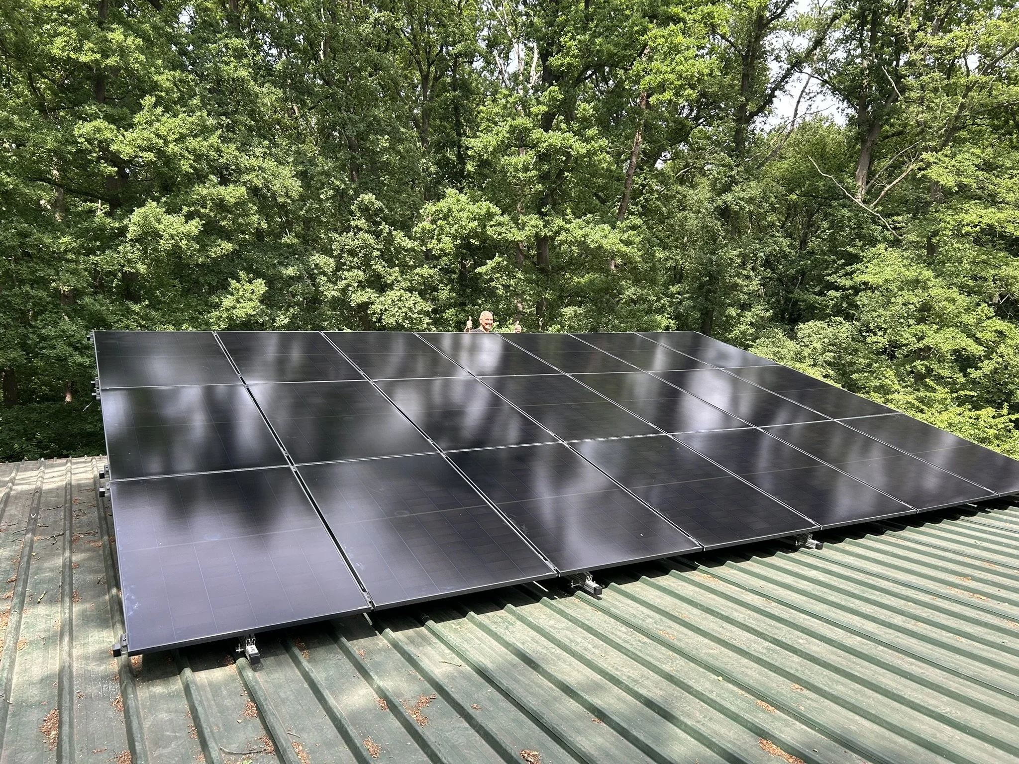 Full black zonnepanelen op een schans met kleine helling