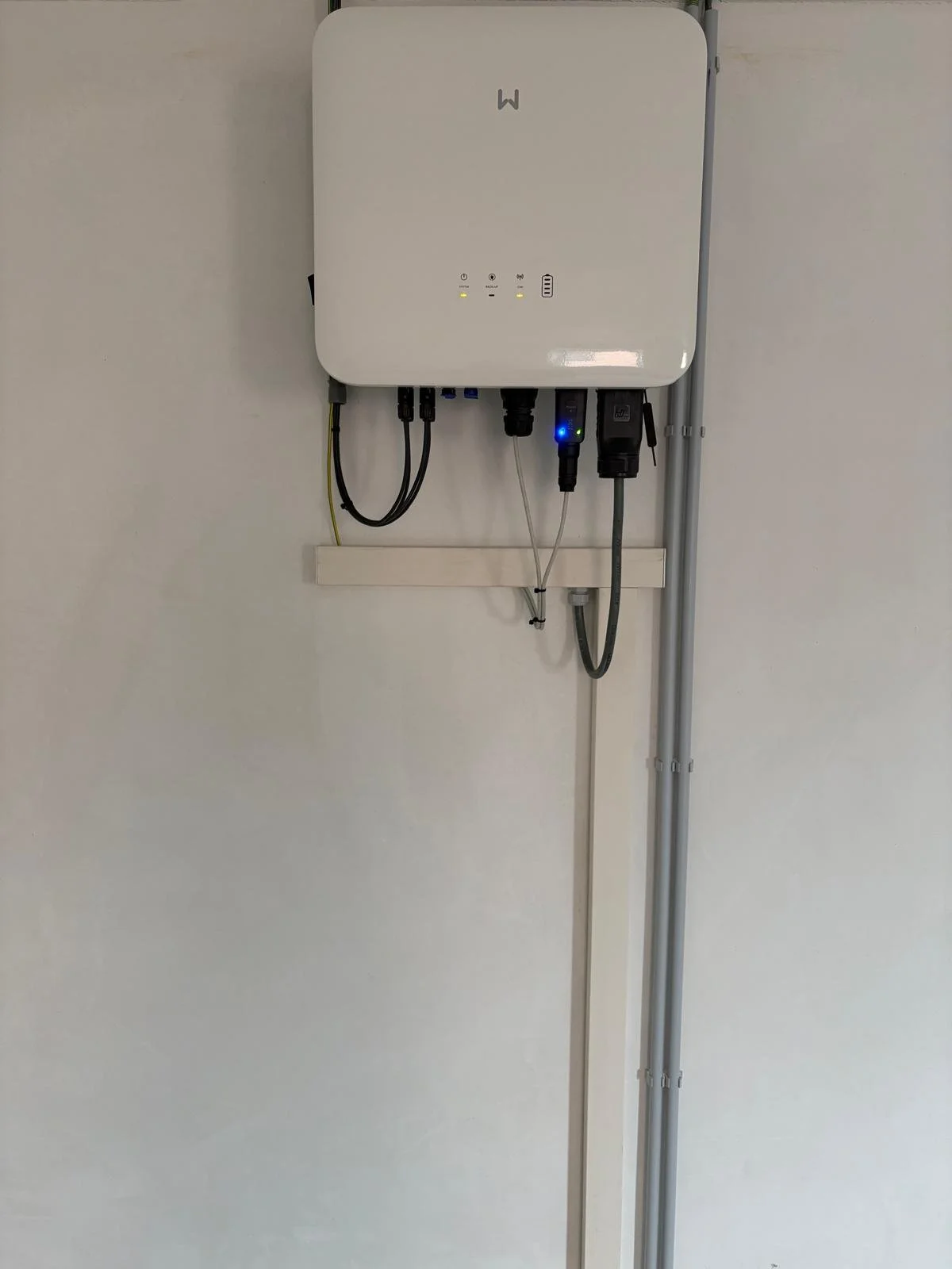 Goodwe omvormer aangesloten op zonnepanelen en stroopmkast