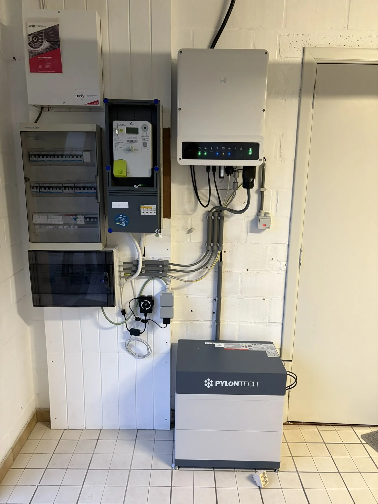 Pylontech thuisbatterij met Goodwe omvormer aangesloten op stroomkast