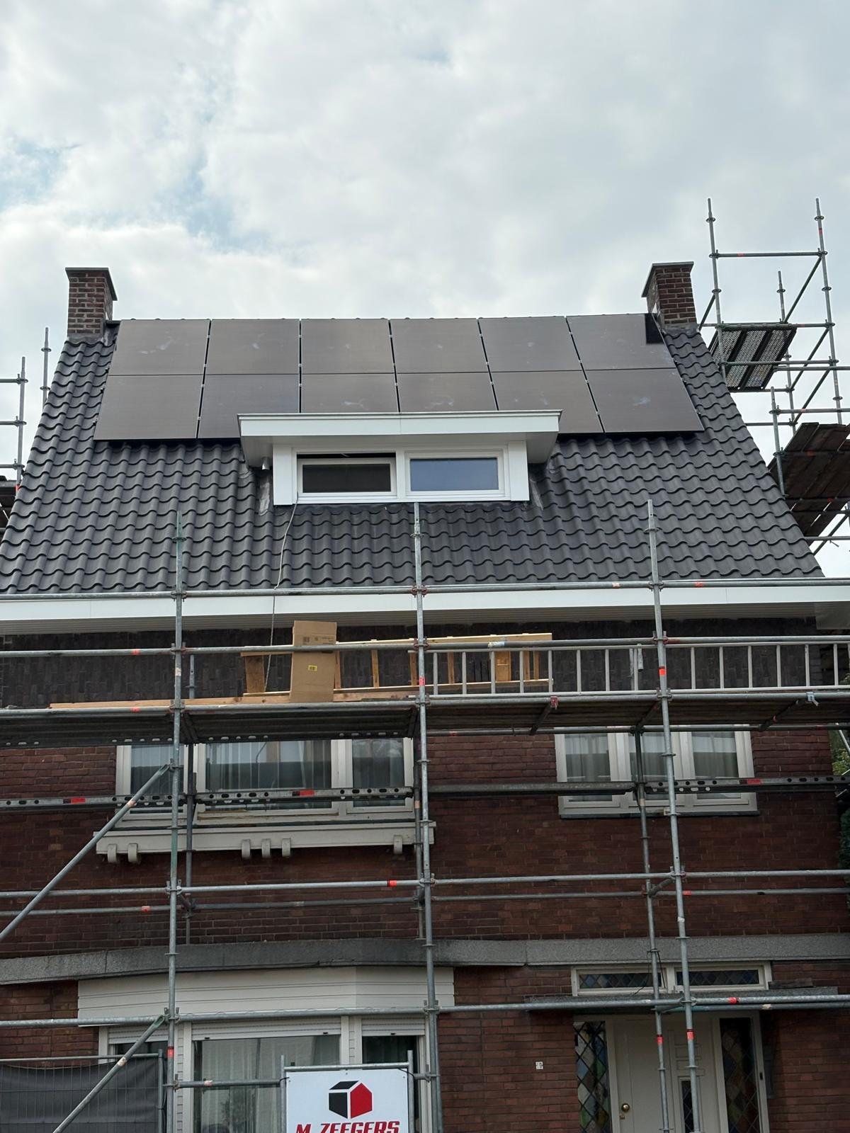 Zonnepanelen op pannendak in Maasmechelen tijdens renovatie