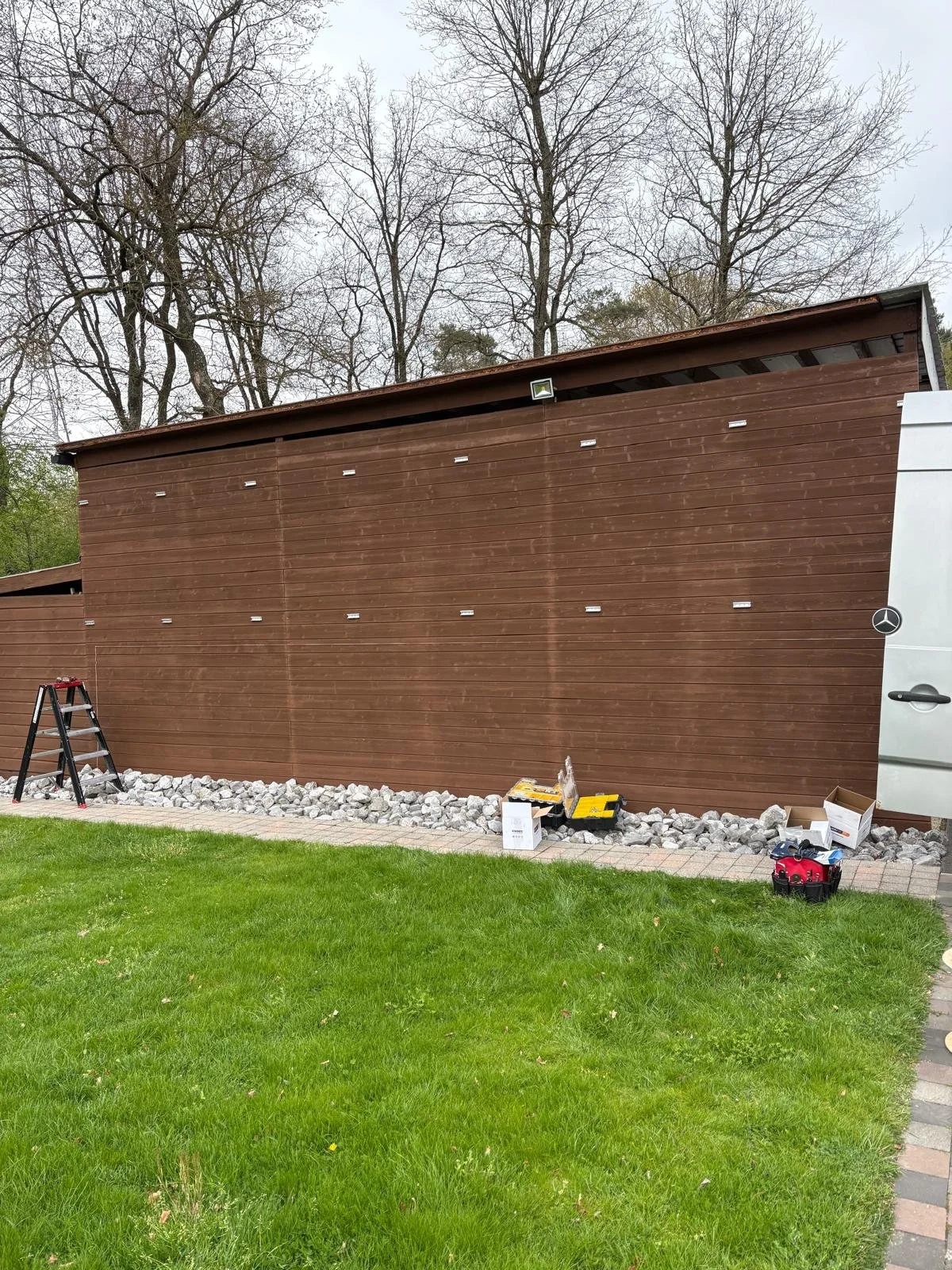 Houten gevel met montageplaatjes voor verticale montage van zonnepanelen tegen gevel