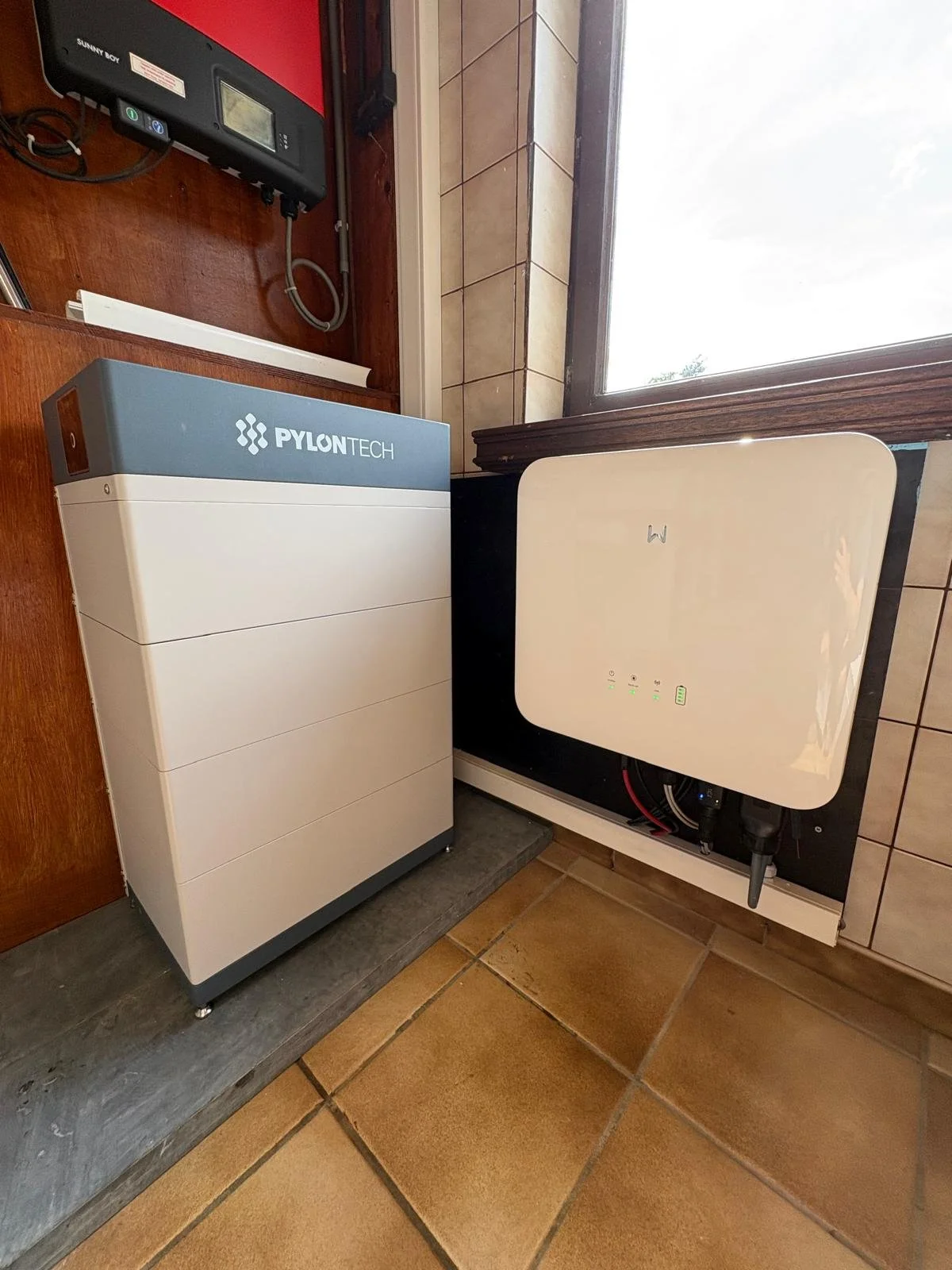 Thuisbaterij met omvormer geplaatst door Ecosun in Paal