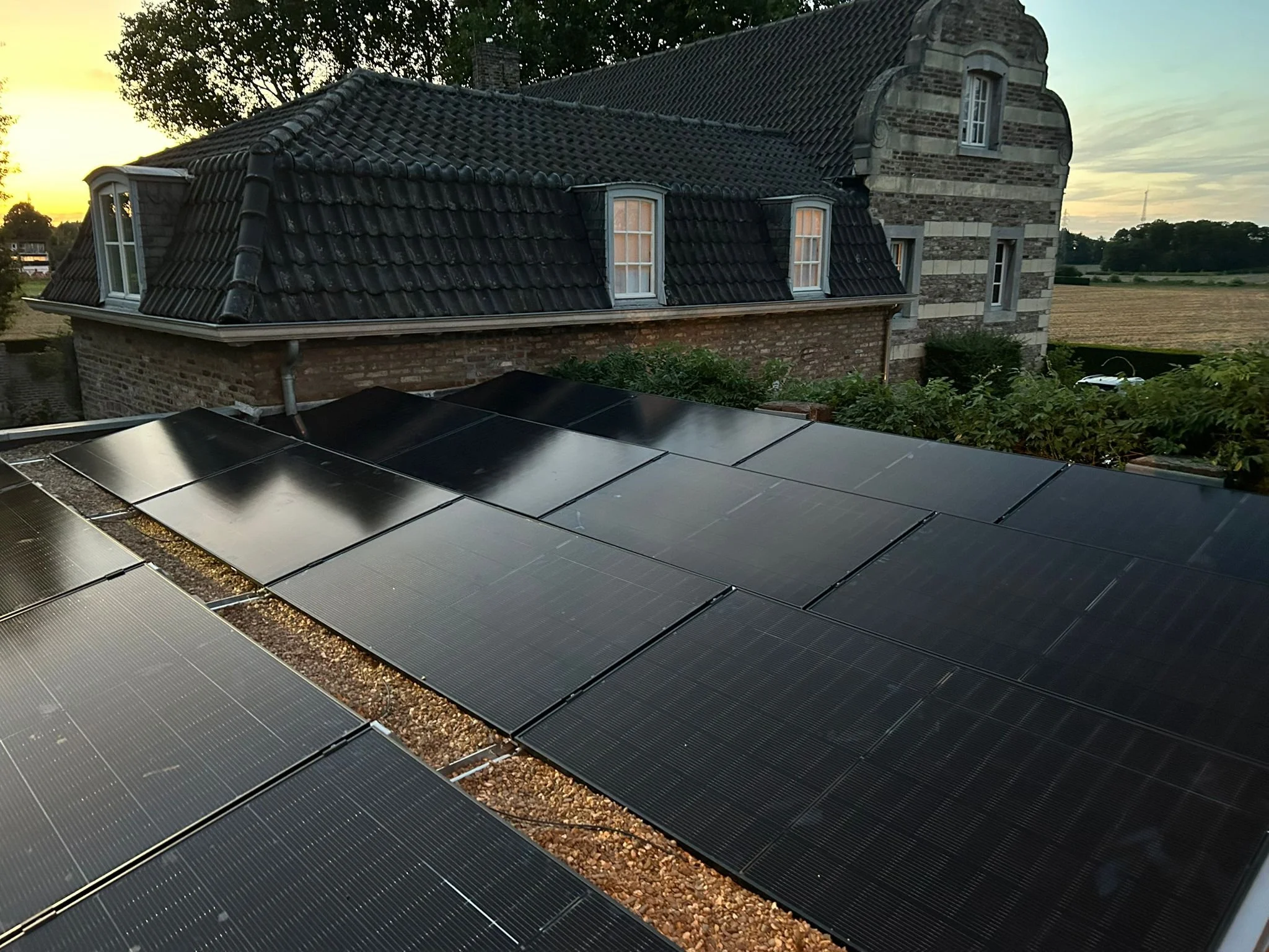Zonnepanelen geplaatst door Ecosun op plat dak in Lanaken.