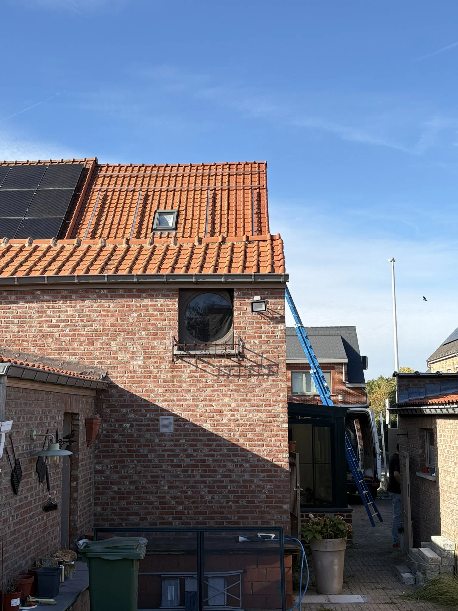 Aluminium profielen geplaatst op pannendak voorbereiding zonnepanelen