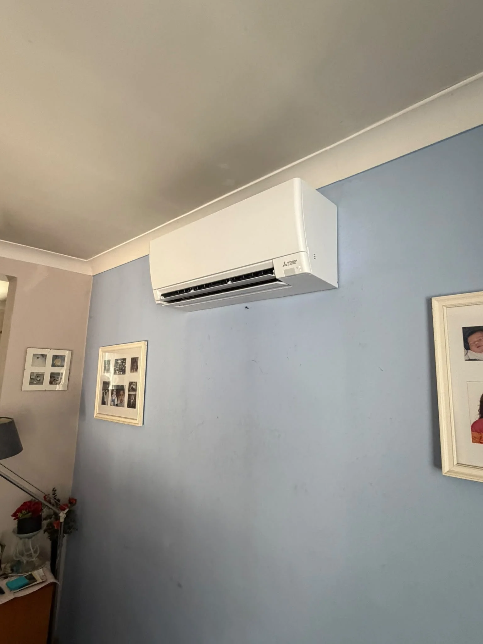 Mitsubishi airco binnenunit gemonteerd aan de muur.