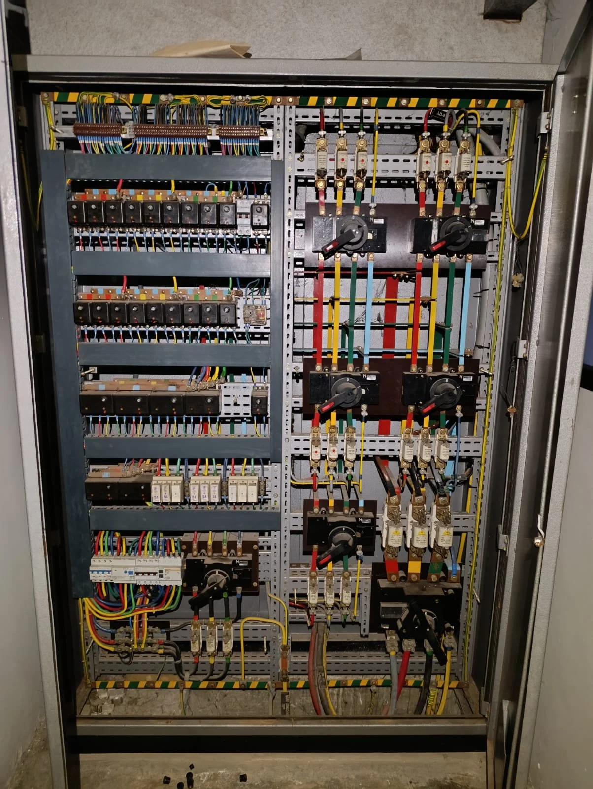 Grote stroomkast met zichtbare elektrisch componenten