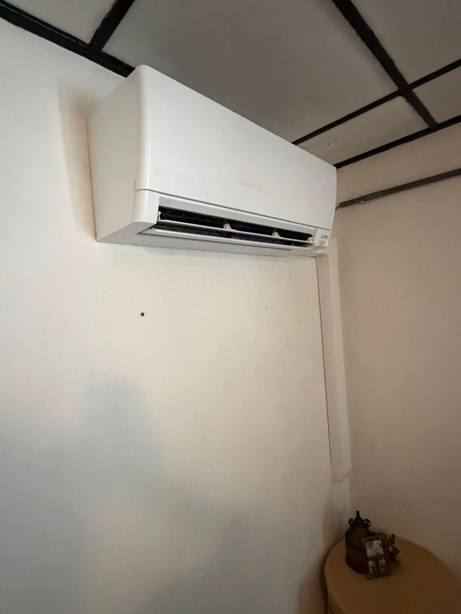 Mitsubishi airco binnenunit gemonteerd aan de muur.
