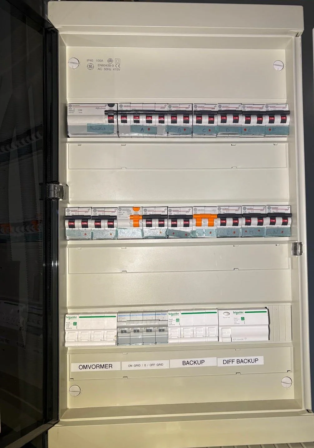 Aangepaste stroomkast voor zonnepanelen en thuisbatterij met zekeringen en differentieelbeveiliging voor volledige back-up van de woning.