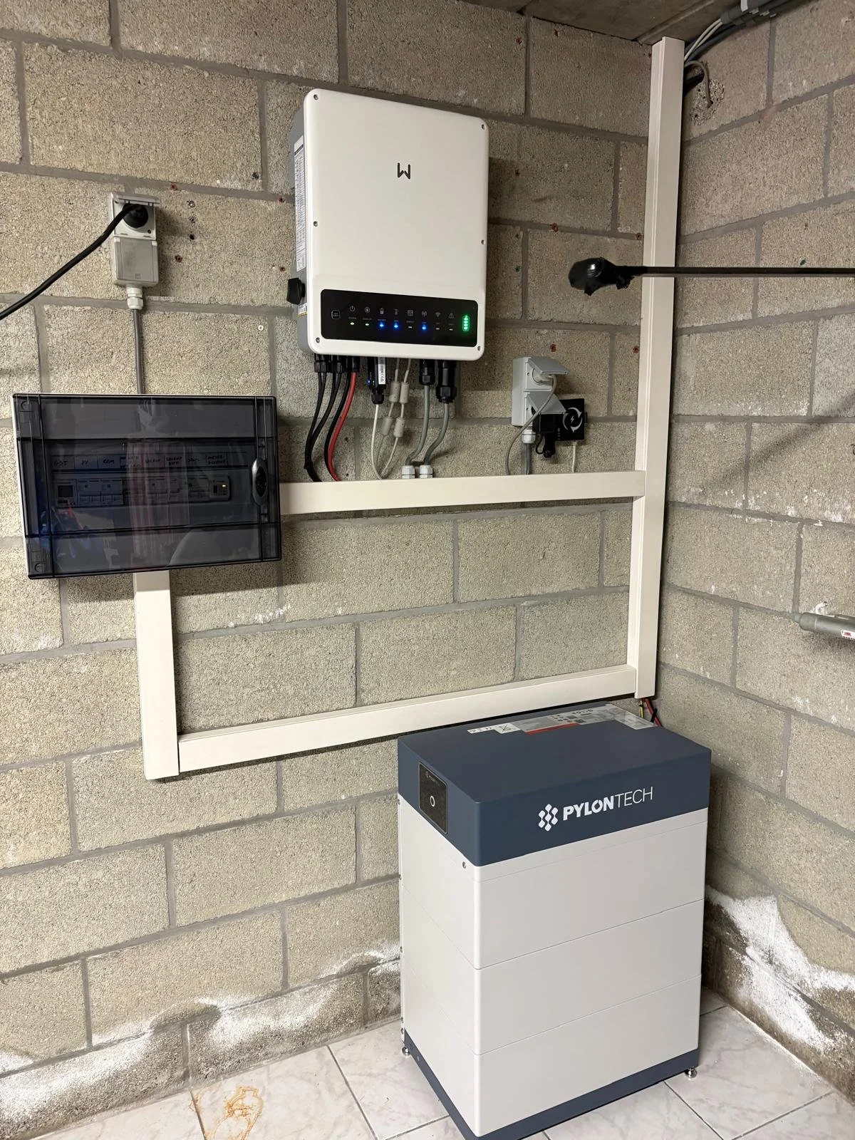 Omvormer van Goodwe verbonden met thuisbatterij van Pylontech aangesloten op stroomkast