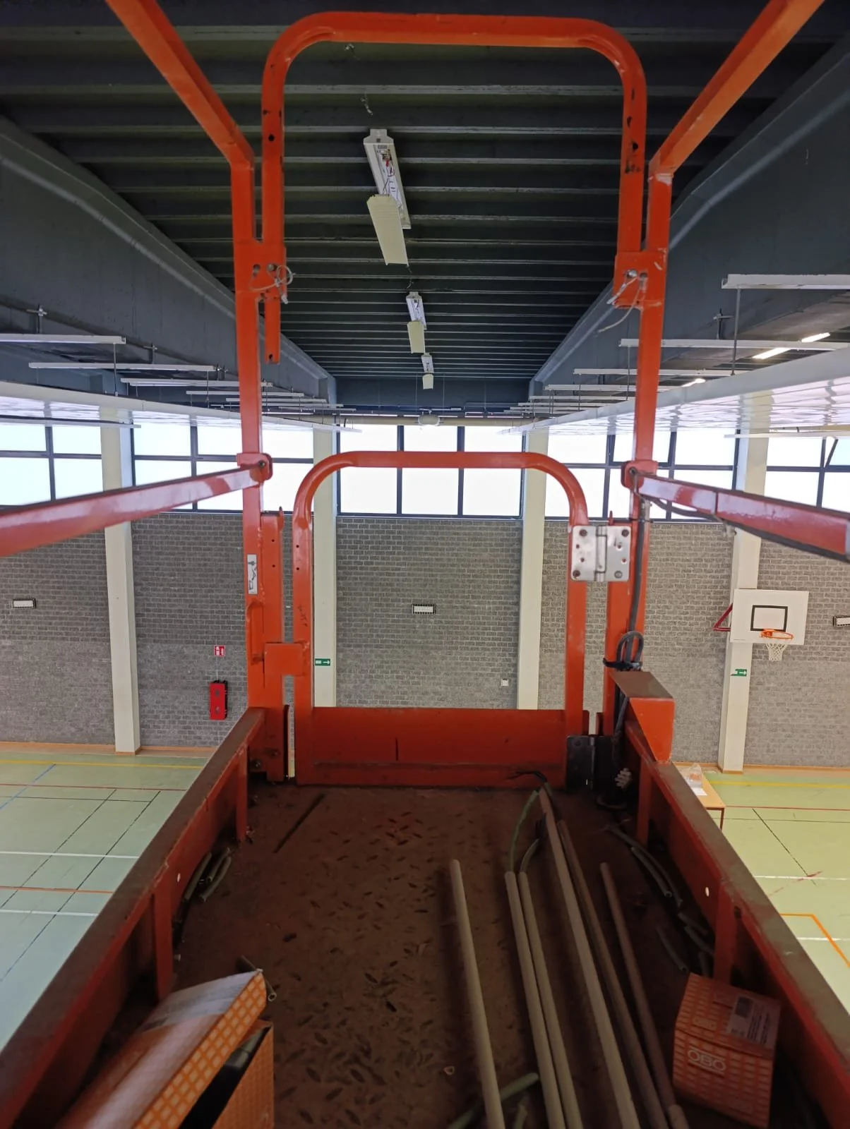 Beeld van op hoogtewerker voor relighting werken