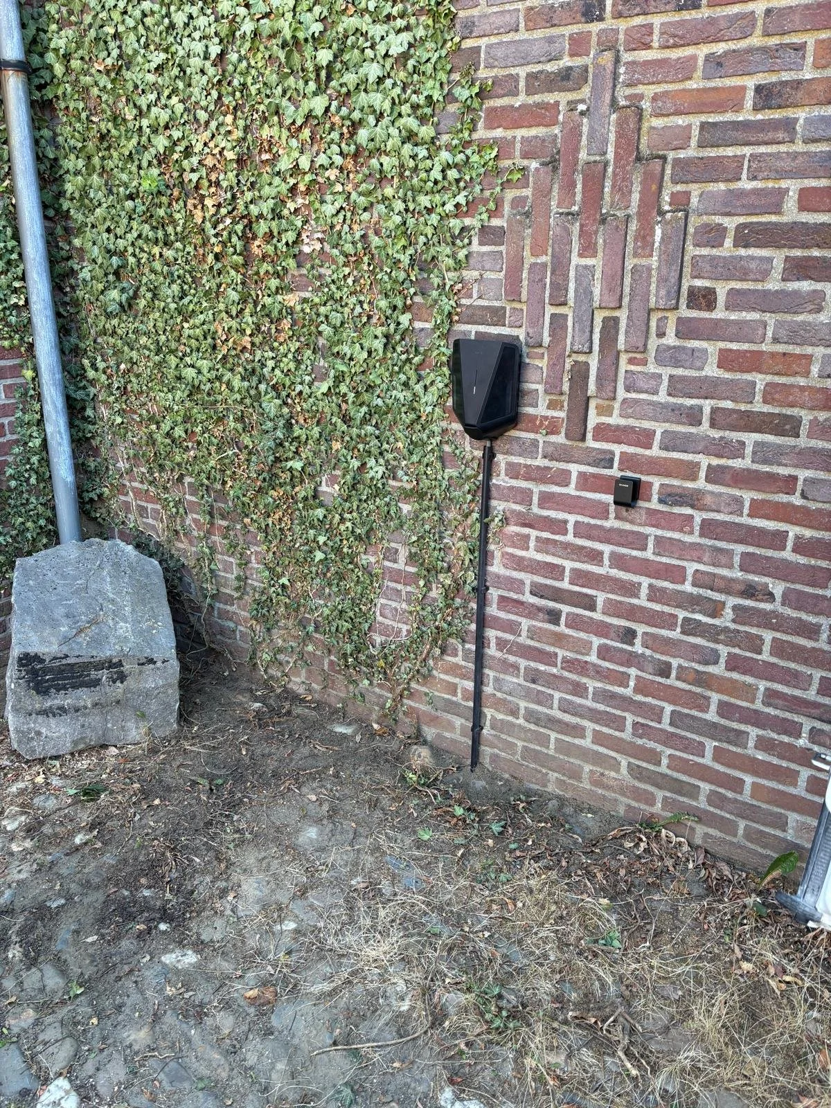 Zonnepanelen en laadpaal in Maaseik