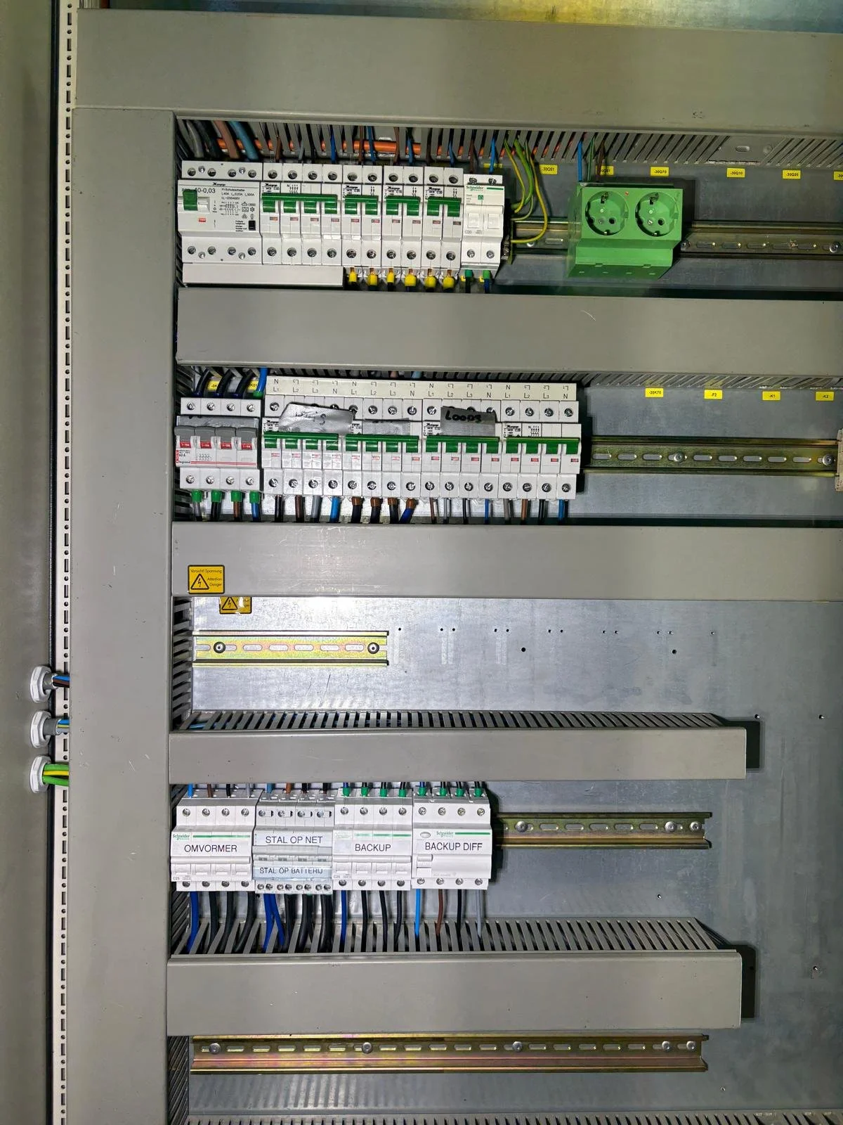 Aangesloten laagspanningsbord voor aansluiten van omvormer met back-up schakelaar