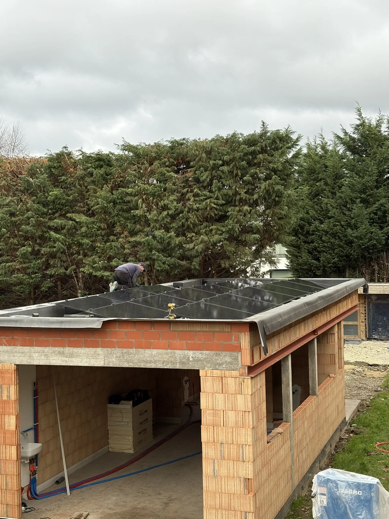 Full black zonnepanelen op ruwbouw