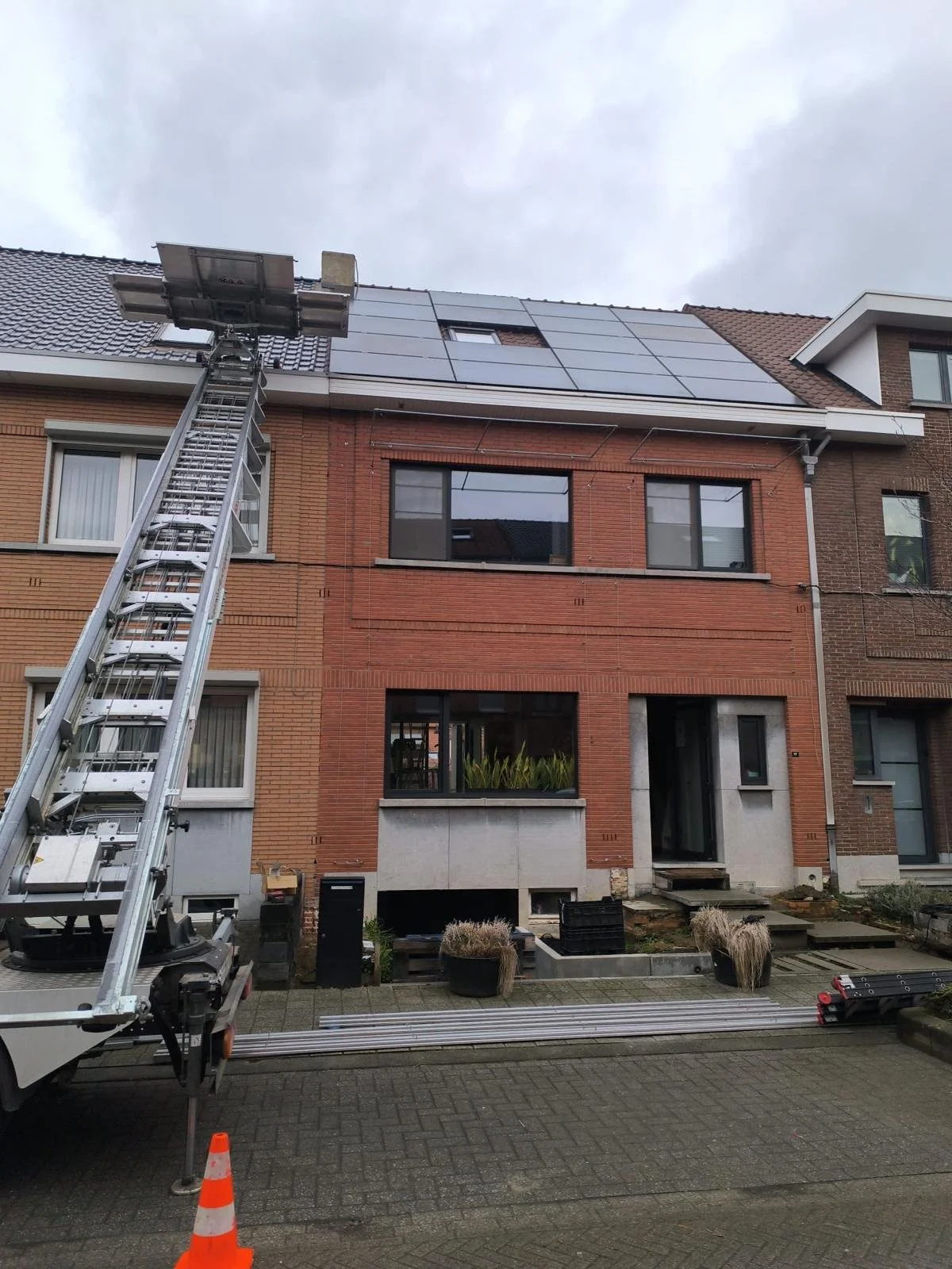 Nieuw geplaatste zonnepanelen met verhuislift op pannendak