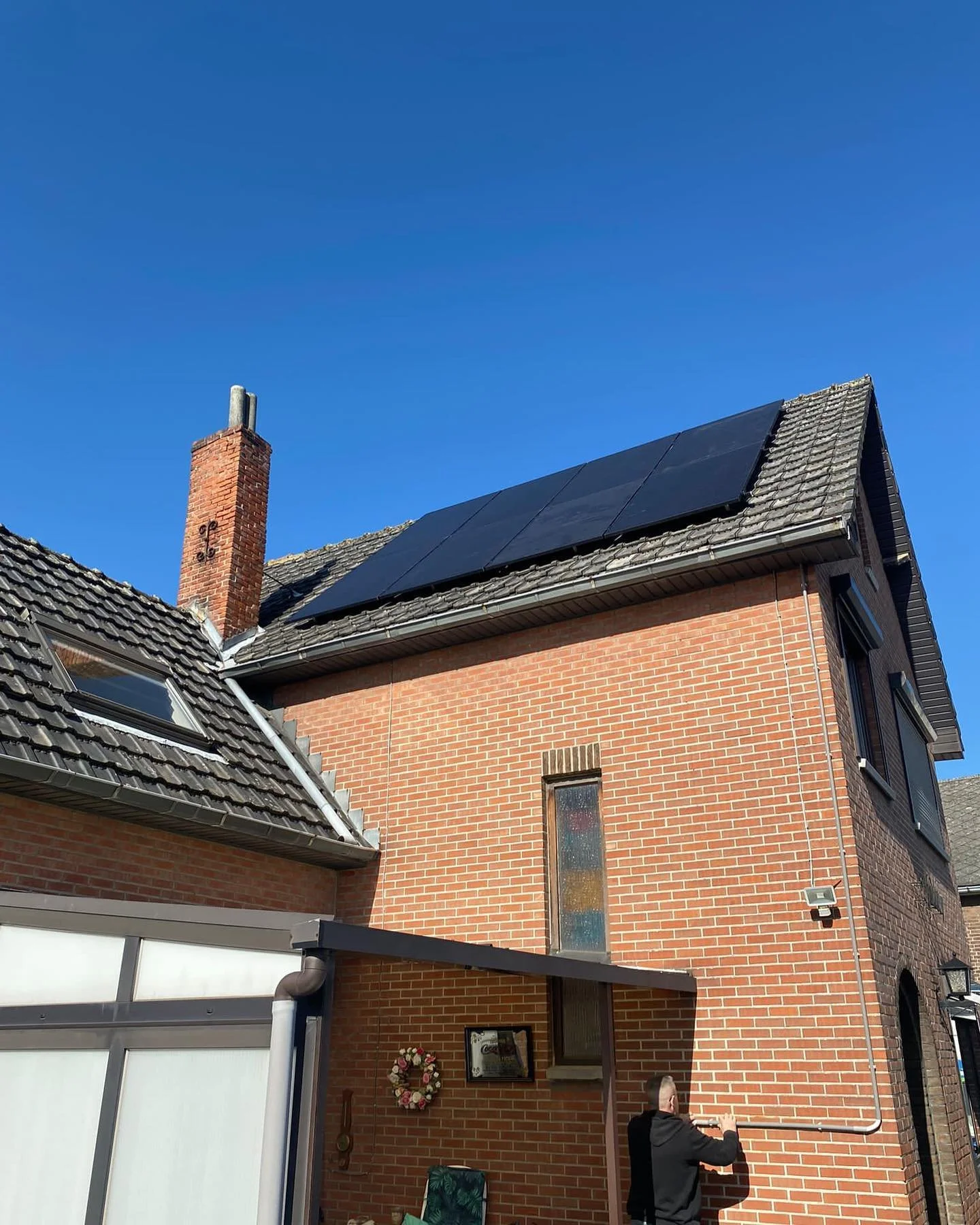 Full black zonnepanelen op pannedak in Beringen