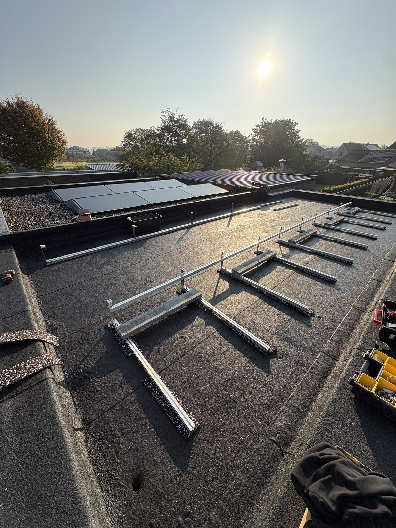 Plat dak met aluminium constructie voor zonnepanelen