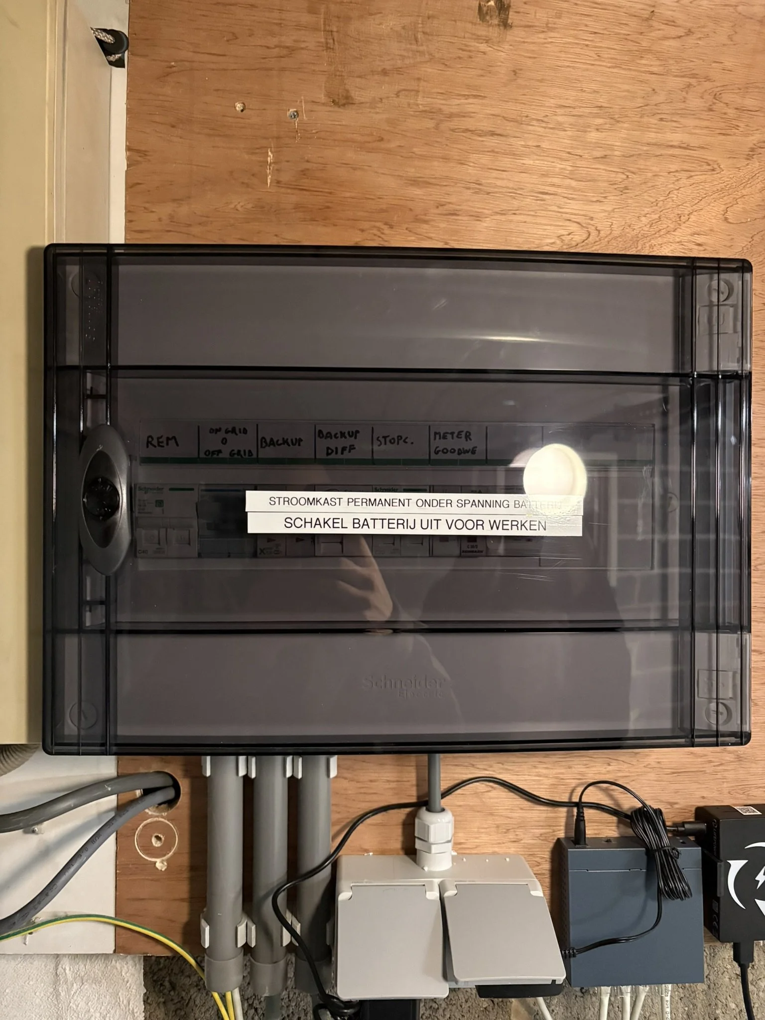 Stroomkast voor batterij-installatie
