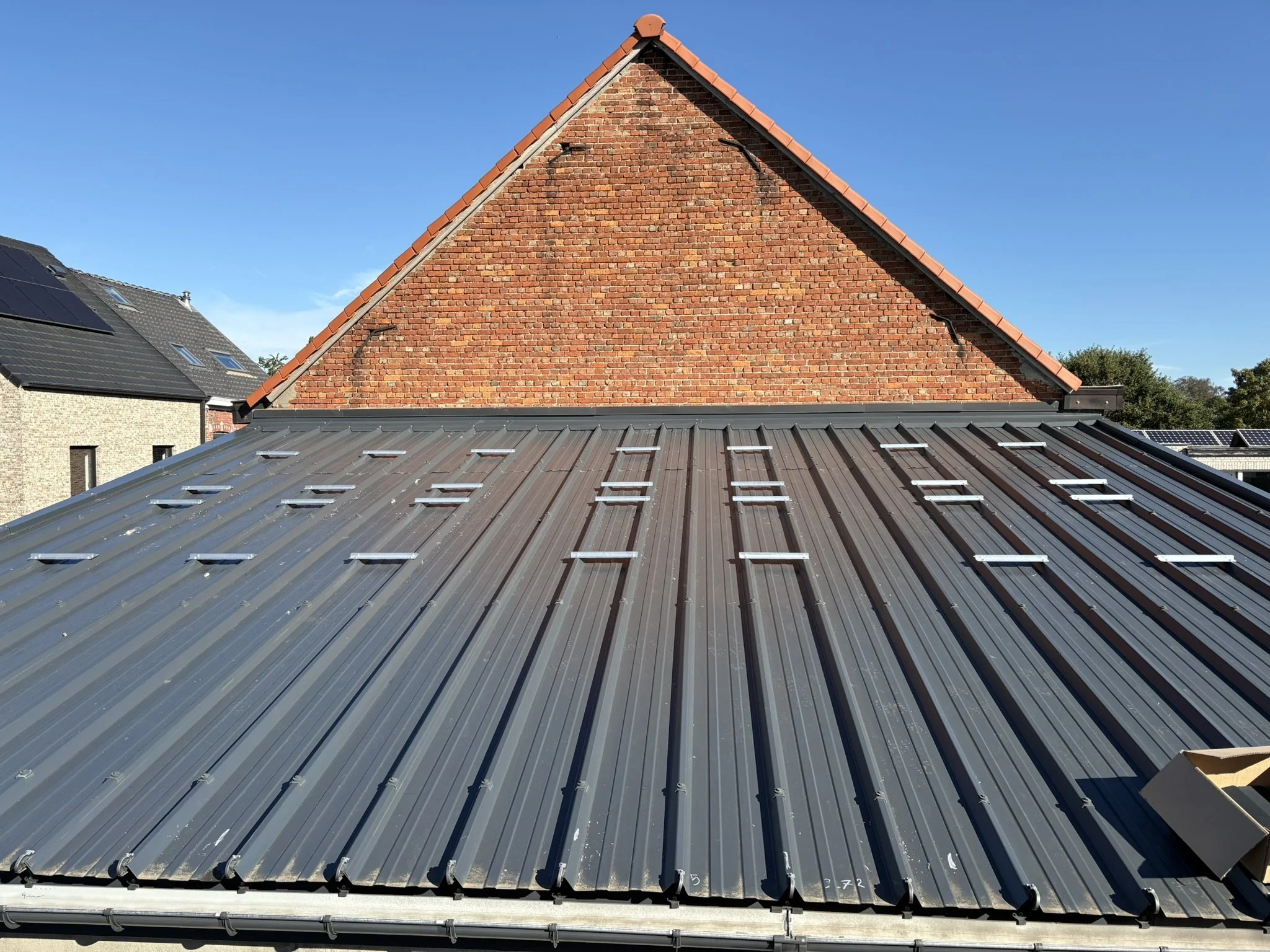 Montageplaatjes voor zonnepanelen op steeldeck dak