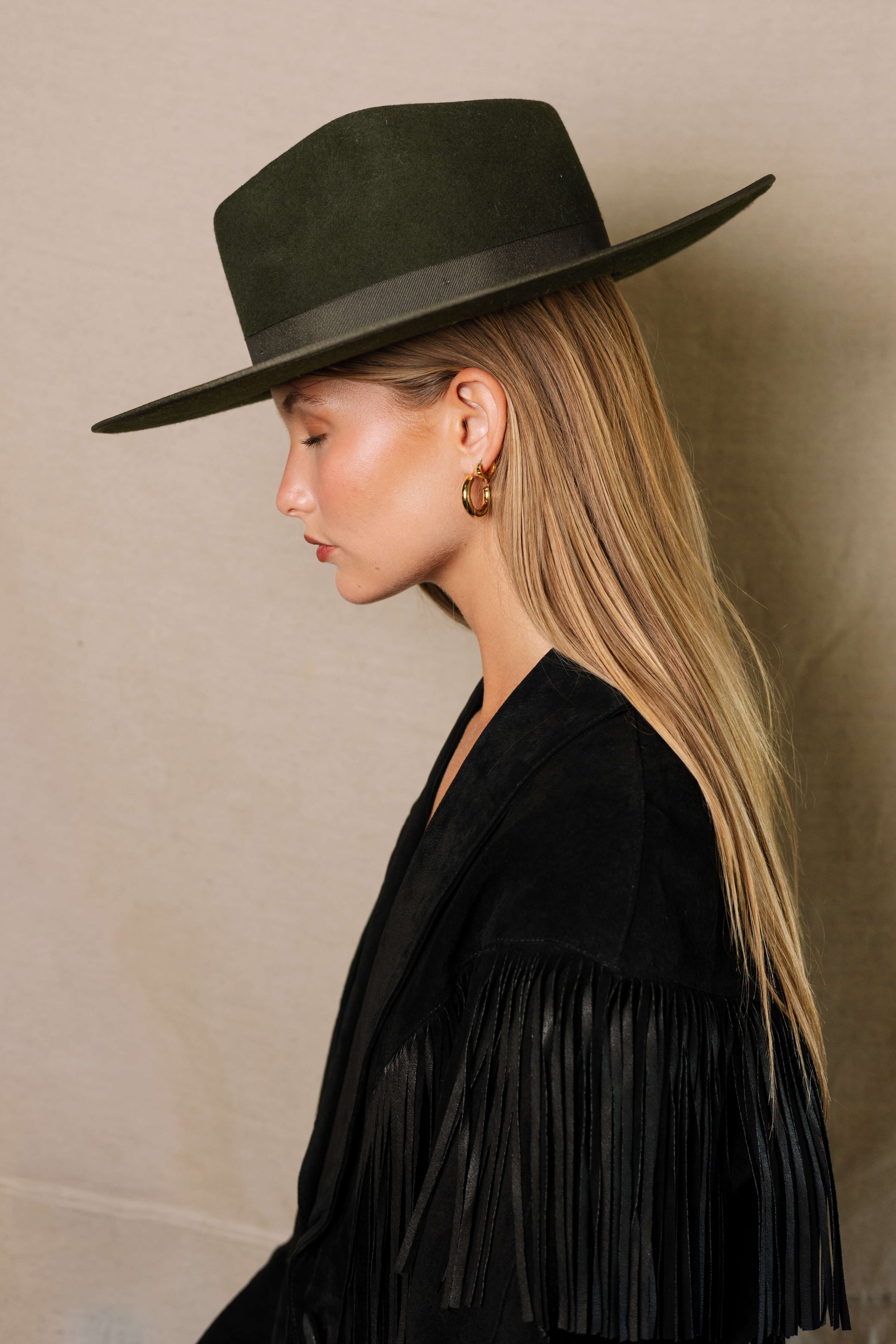 LackofColorHats.Adalee.Foster.Model.HollidayCollectiv10.jpg