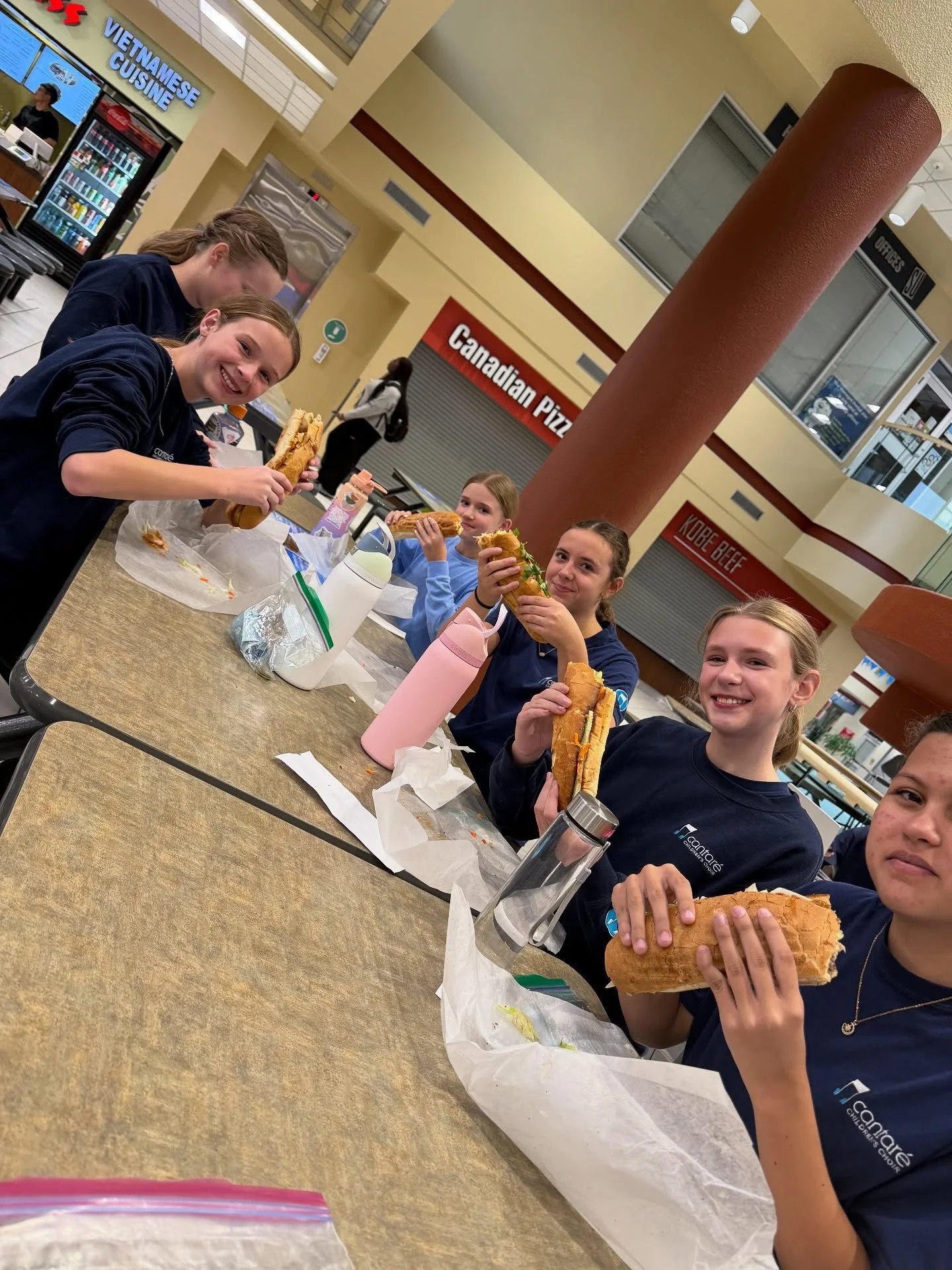 Backstage moments from our performance of PITCH IN with @pacificaquartet including most of our singers’ FIRST BAKE CHEF VIETNAMESE SUB EXPERIENCE 👨‍🍳 now we know why all of our Cantando singers say it’s the best food on campus!!
In