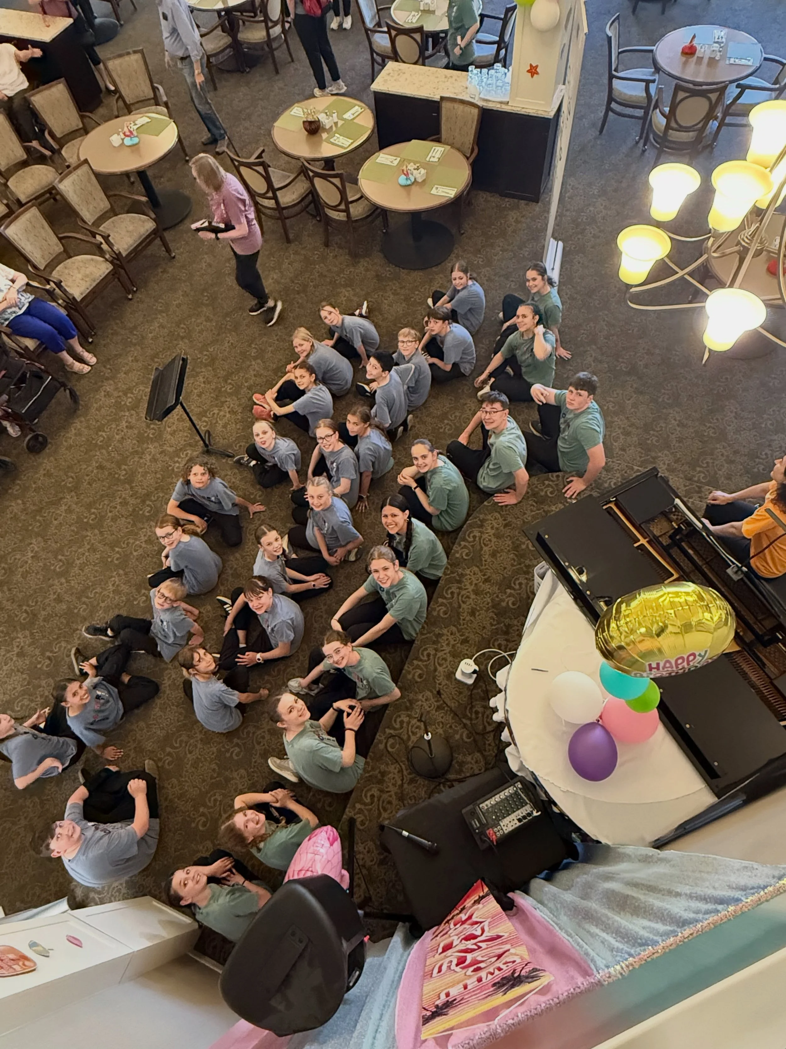 &ldquo;SINGING FOR SENIORS&rdquo;
Read all about SE AB TOUR DAY 3 on our tour blog
(links in bio)