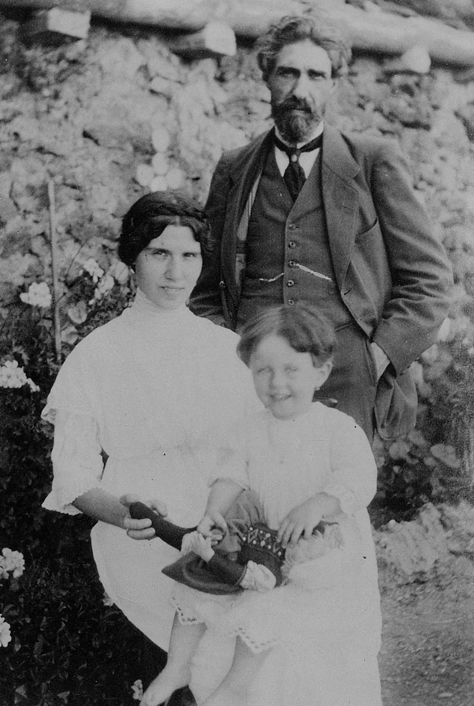 Manolita, Torres-García, and their first child at the Mont d’Or school in Terrassa, c.1913.