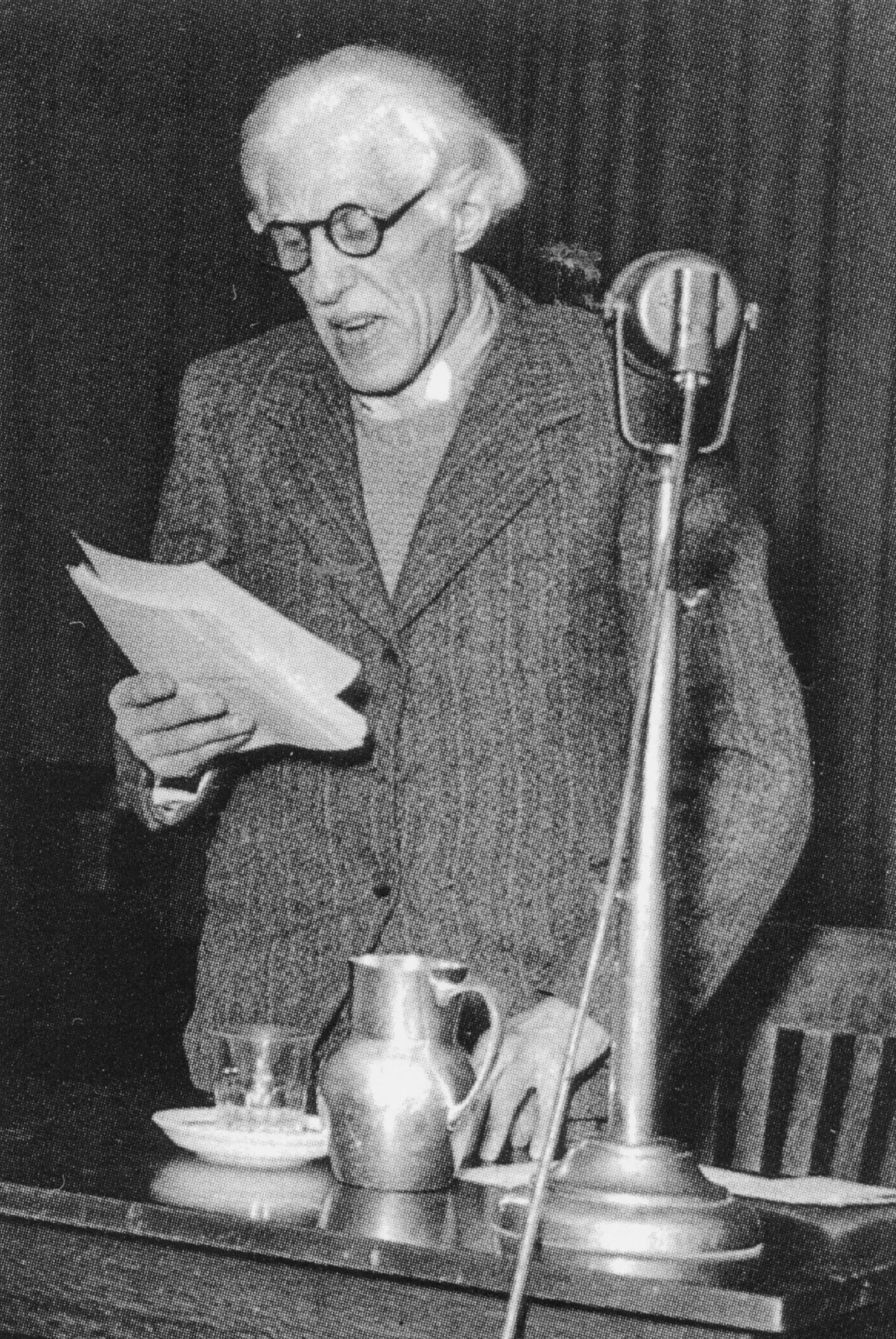 Torres-García delivering a radio lecture, c. 1934.