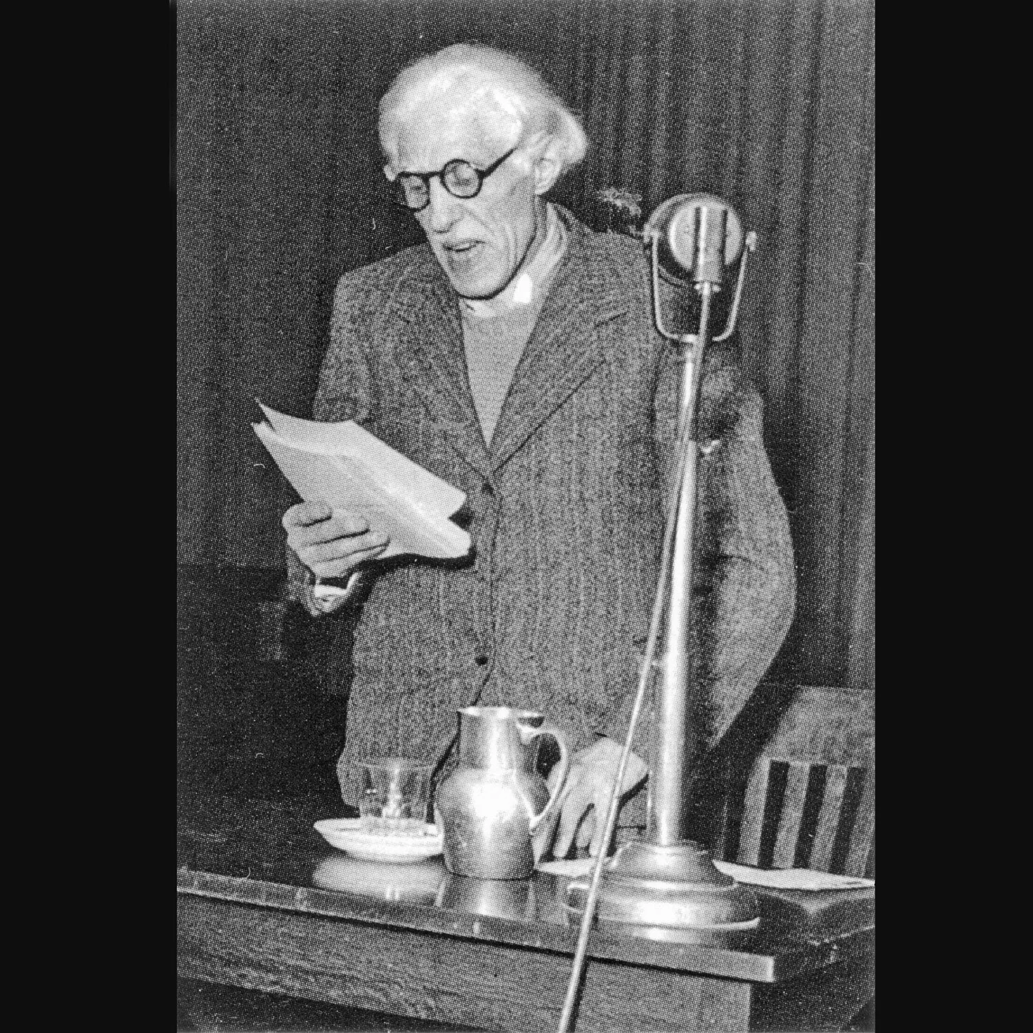 Torres-García delivering a radio lecture, c. 1934.